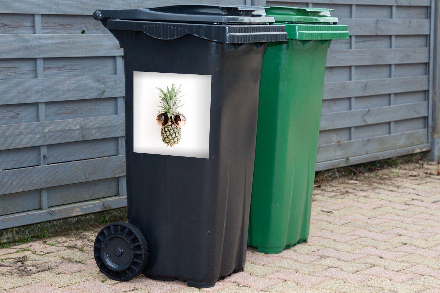 Mülltonne, Ananas MuchoWow Tropisch Sticker, Mülleimer-aufkleber, (1 St), Container, - Abfalbehälter Sonnenbrille Wandsticker -