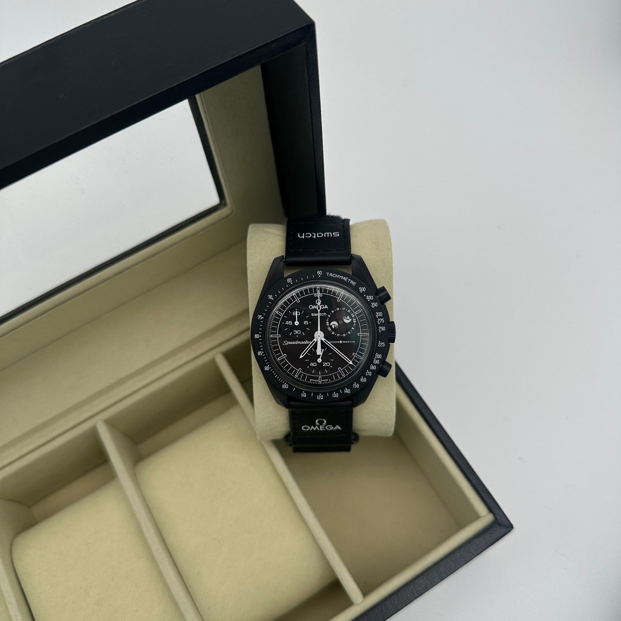 Chronograph MISSION TO THE MOONPHASE Swatch x Omega - NEW MOON SO33B700 Moonswatch Mission to the Moonphase, Moonswatch Snoopy