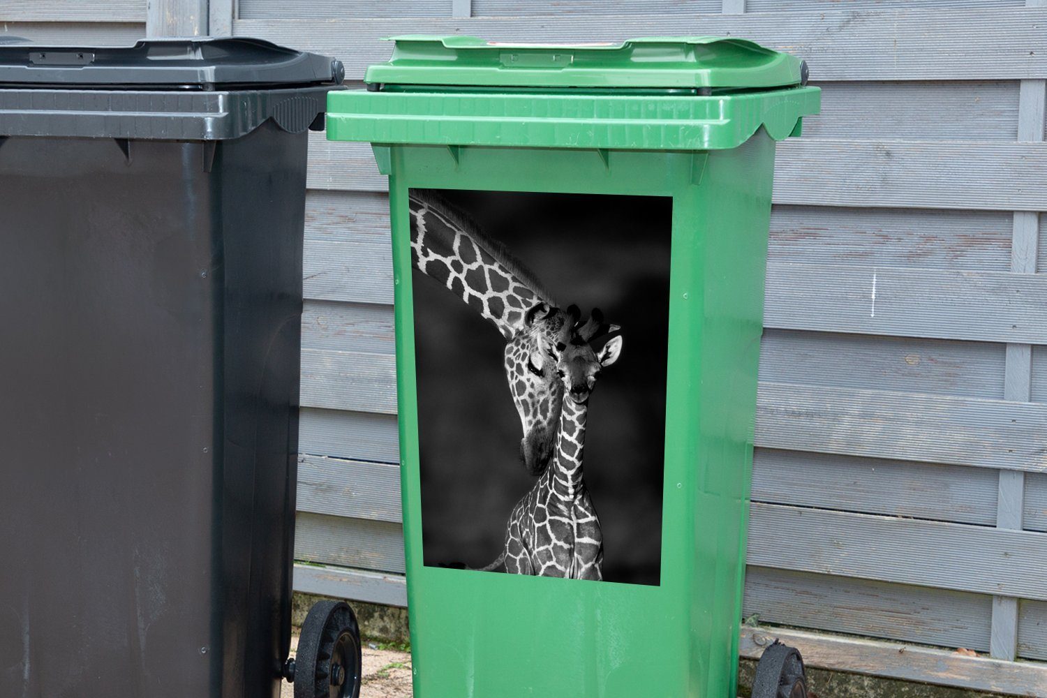 schwarz und (1 Container, Erwachsene MuchoWow Giraffe - weiß St), mit Mülleimer-aufkleber, Mülltonne, Jungtier Wandsticker Sticker, Abfalbehälter