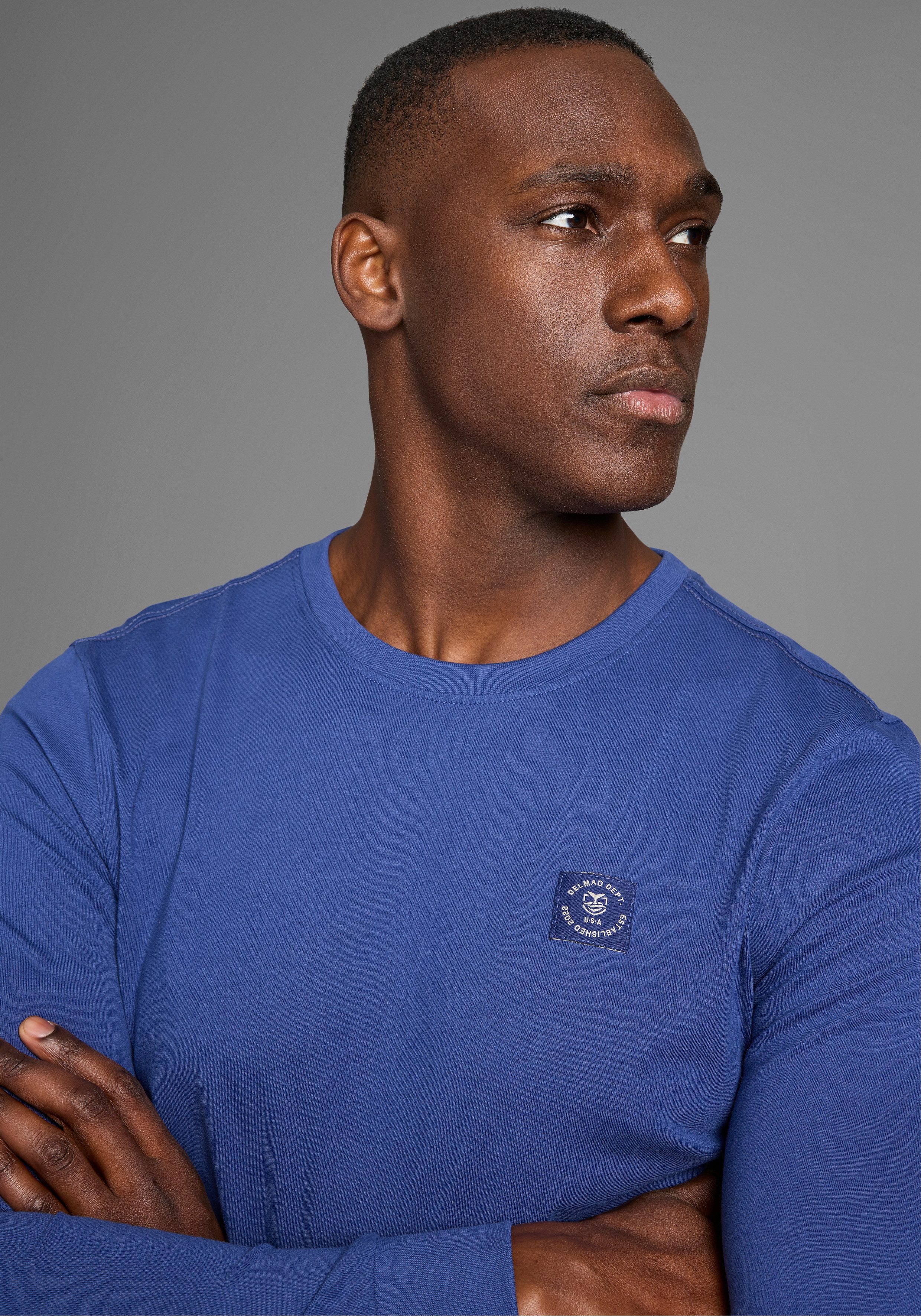 DELMAO Rundhalsshirt mit Markenlabel
