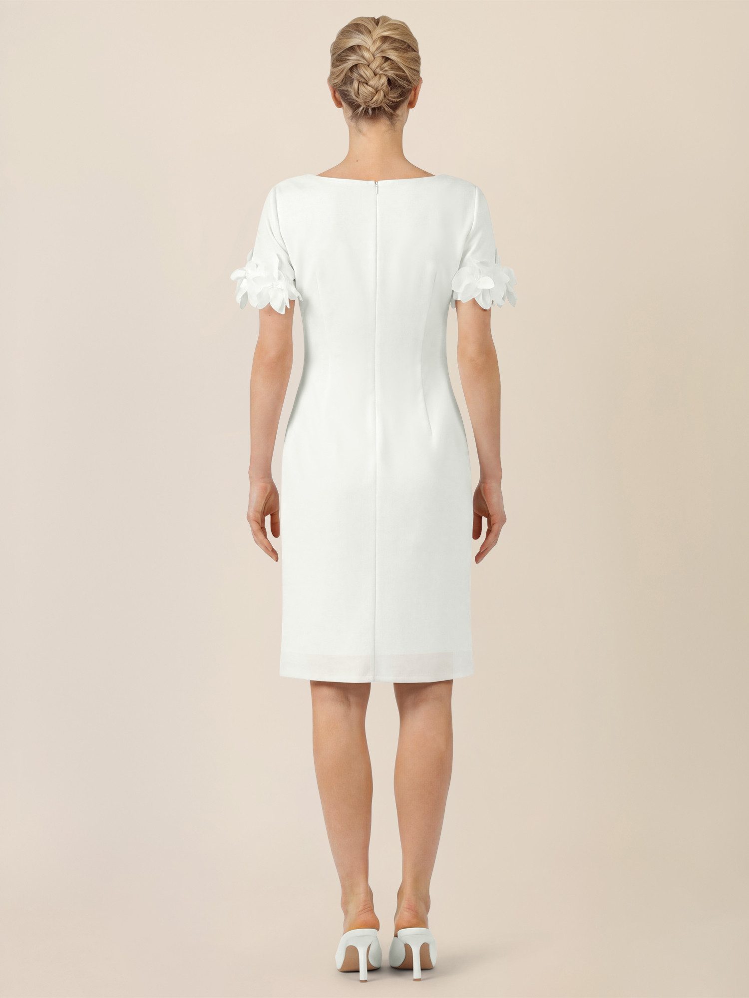 Apart Abendkleid mit floralen Ärmeldetails