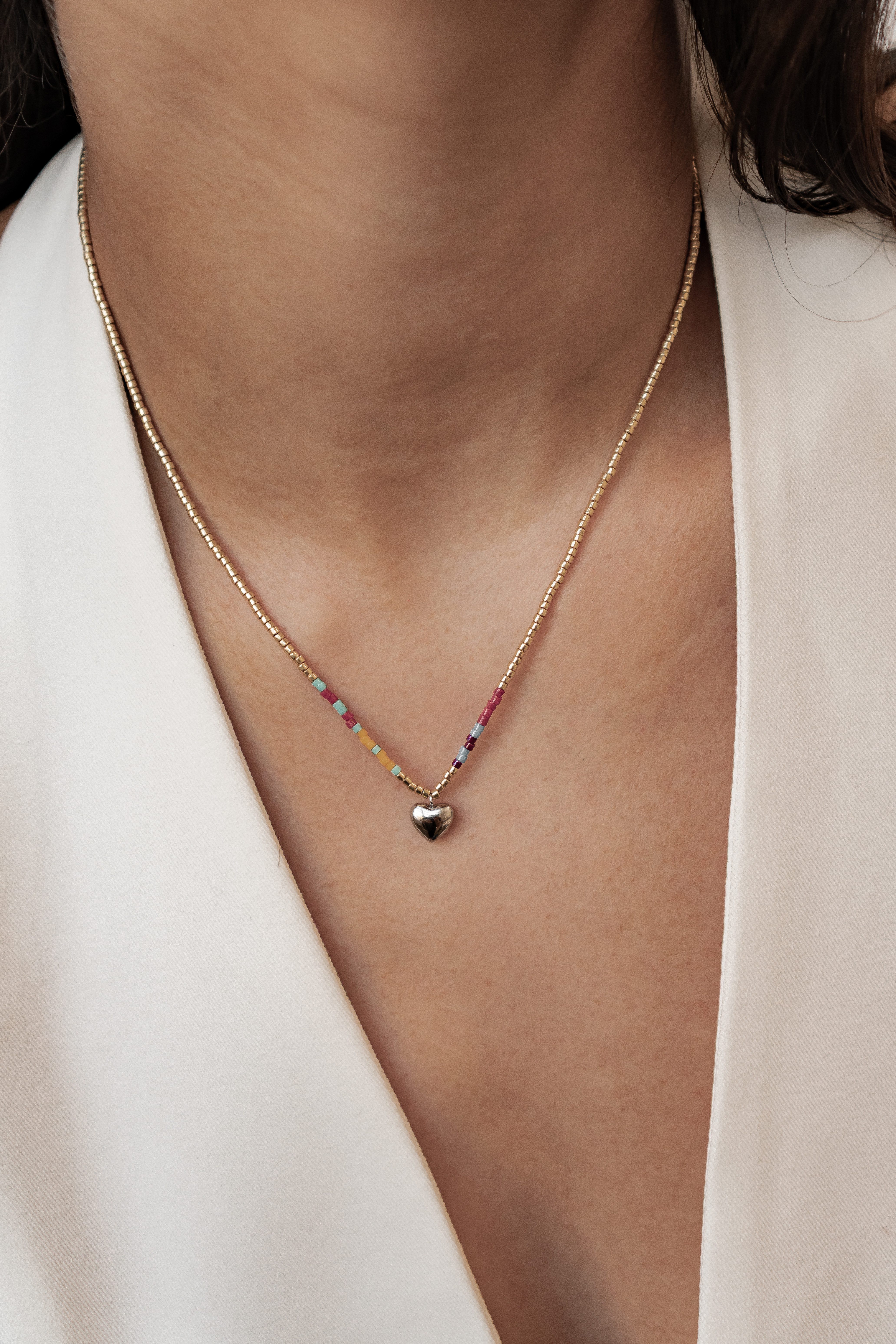 Hey Happiness Charm-Kette mit Herz-Anhänger aus Edelstahl, Damen-Halskette, Perlen-Kette für Sommer-Outfits