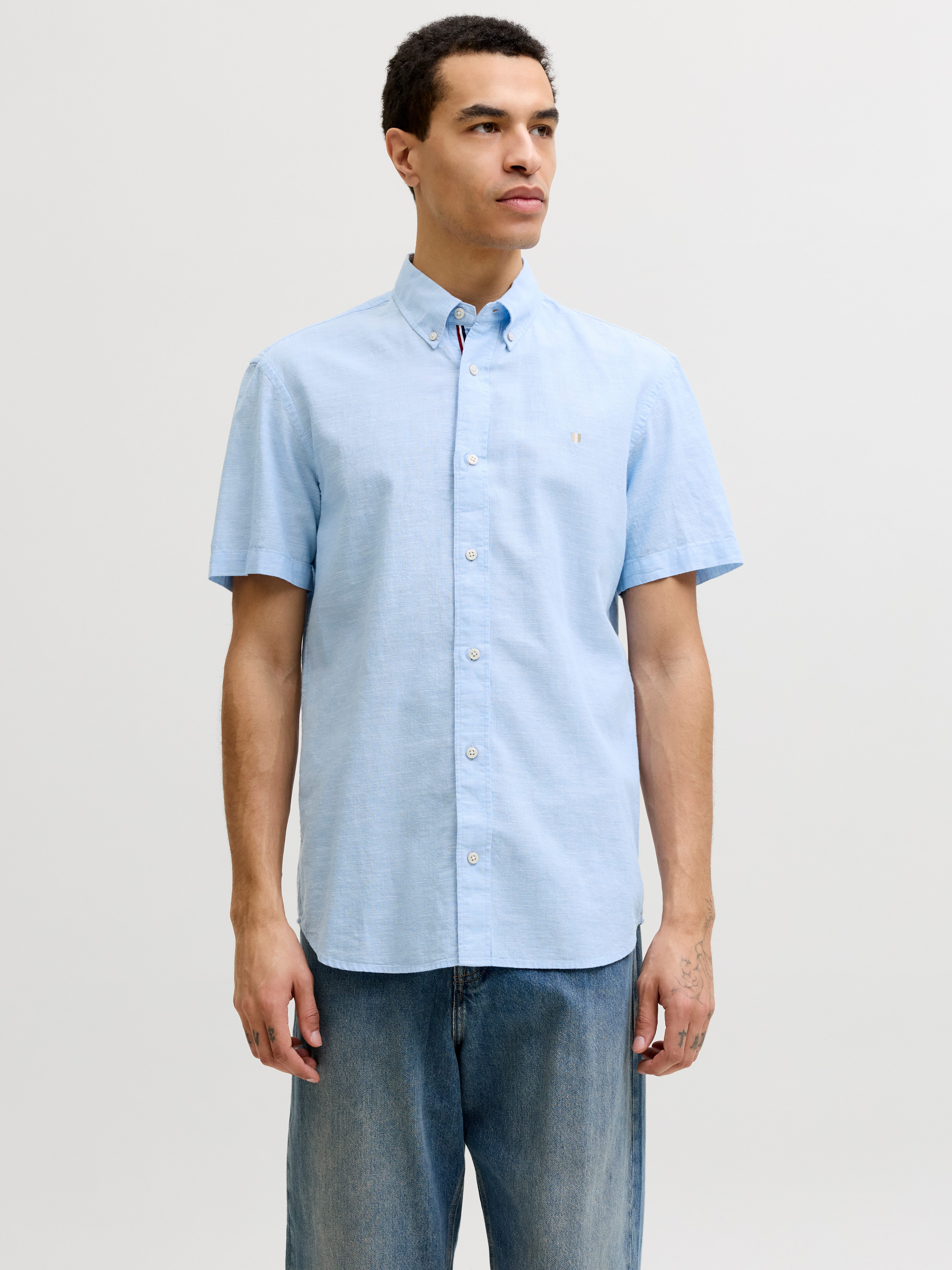 Jack & Jones Kurzarmhemd JPRBLUSUMMER LIN. BL. SHIELD SS SHIRT SN mit Stickerei