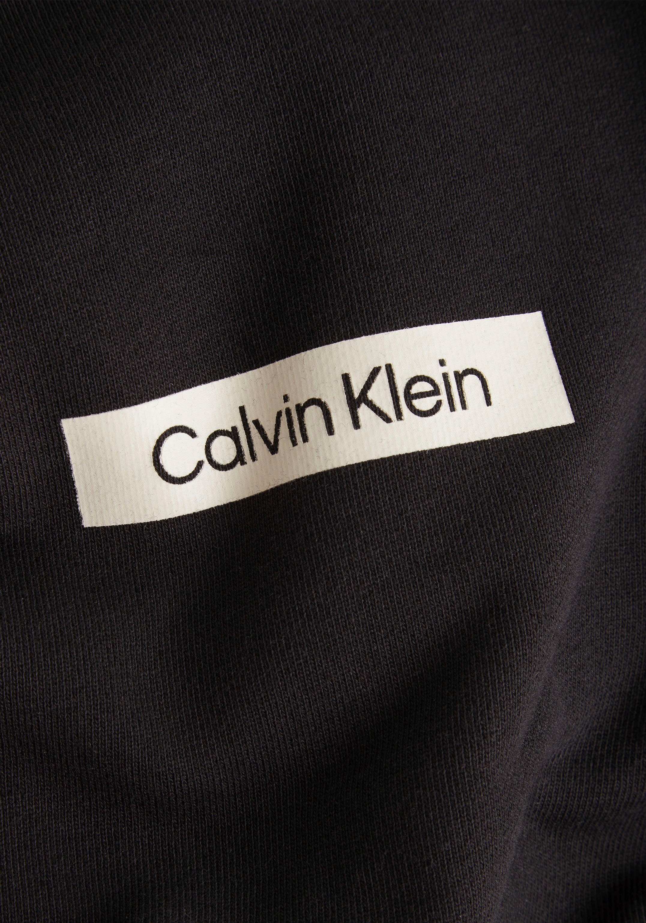 dem Calvin Klein großem mit Rücken auf schwarz Kapuzensweatshirt CK-Schriftzug