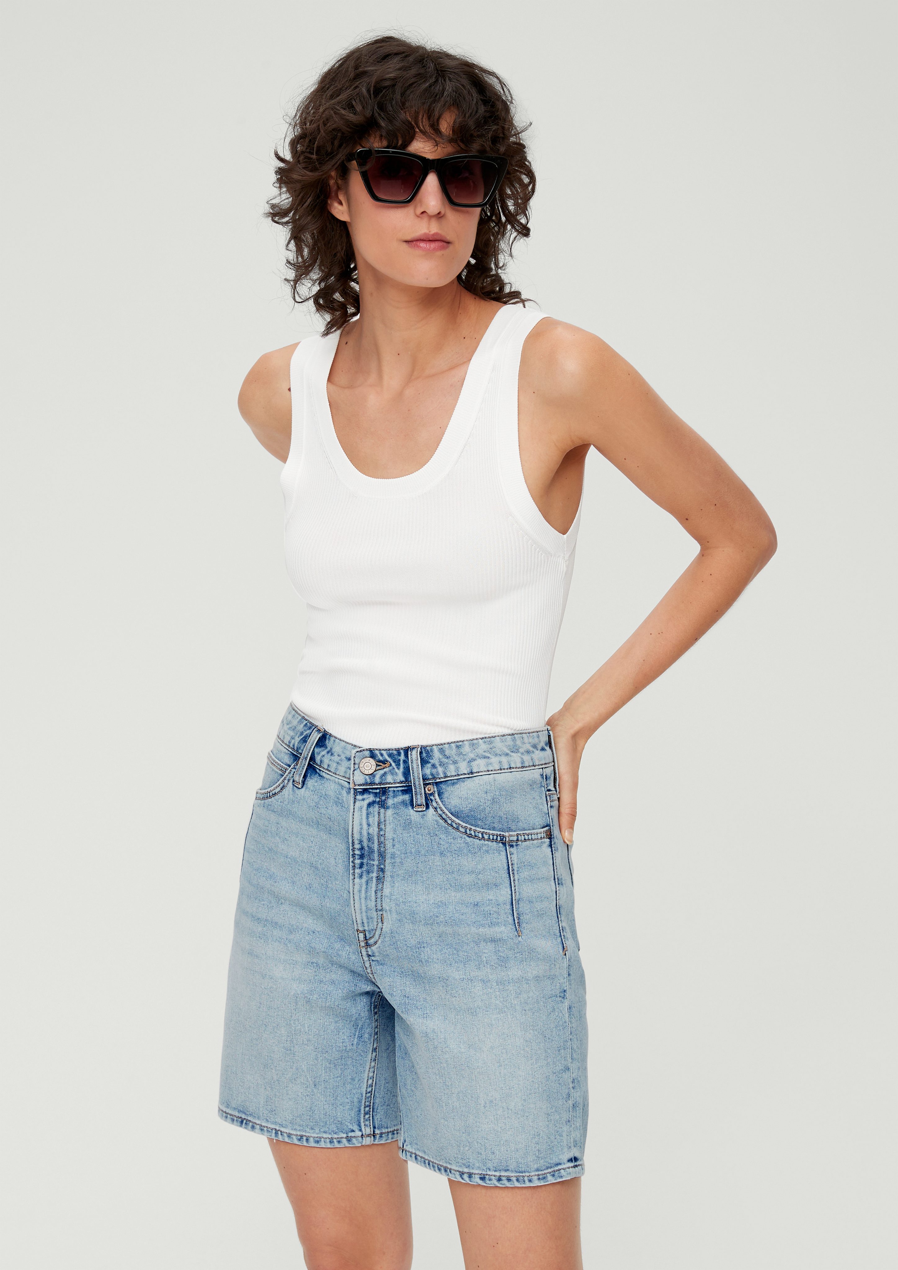 s.Oliver Jeansshorts Jeans-Shorts / Relaxed Fit / Mid Rise / Straight Leg Waschung, Label-Patch hellblau