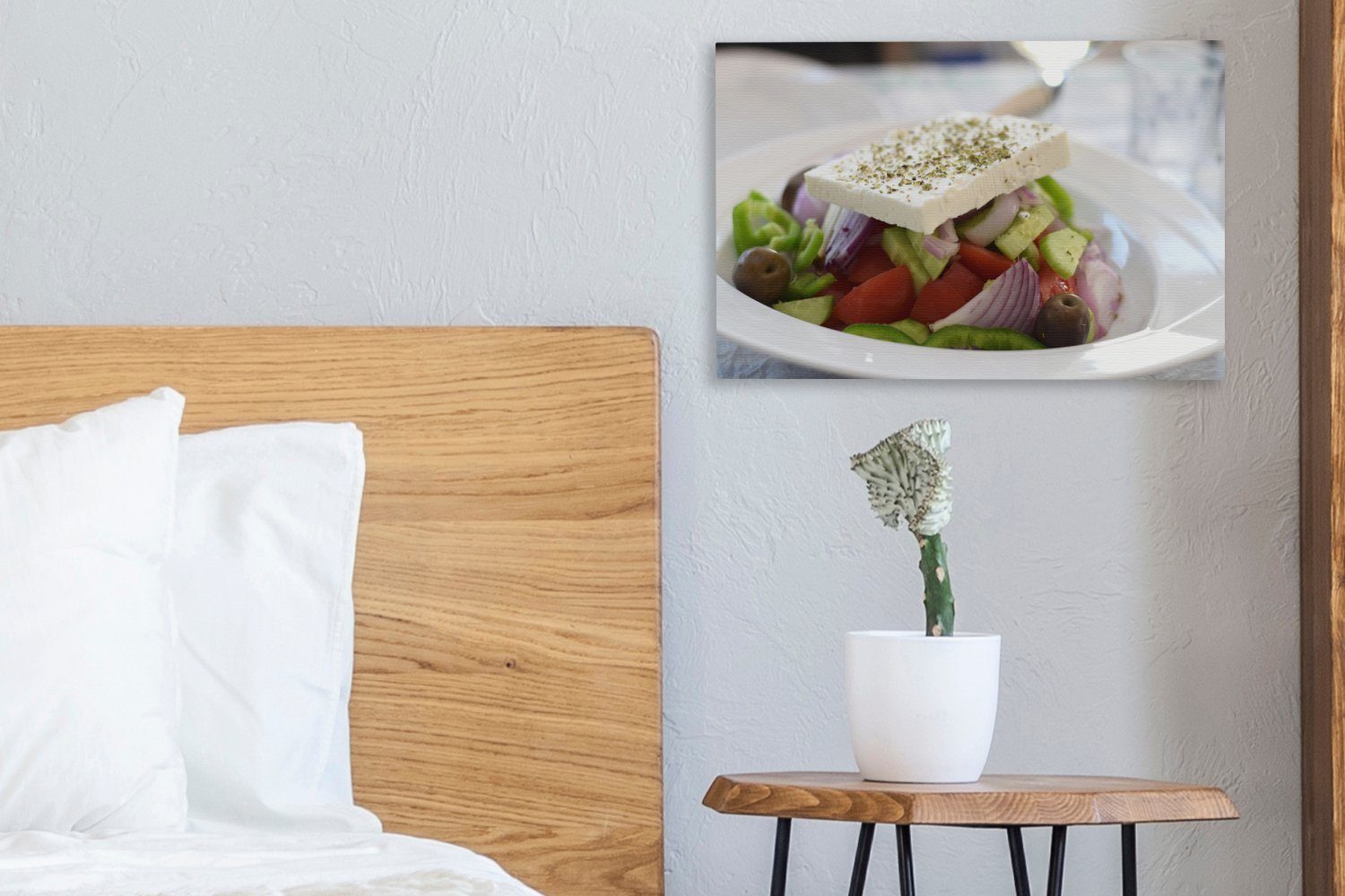 eines Leinwandbilder, Aufhängefertig, cm Nahaufnahme einem St), Wanddeko, griechischen Salats Wandbild Teller, (1 weißen 30x20 OneMillionCanvasses® auf Leinwandbild