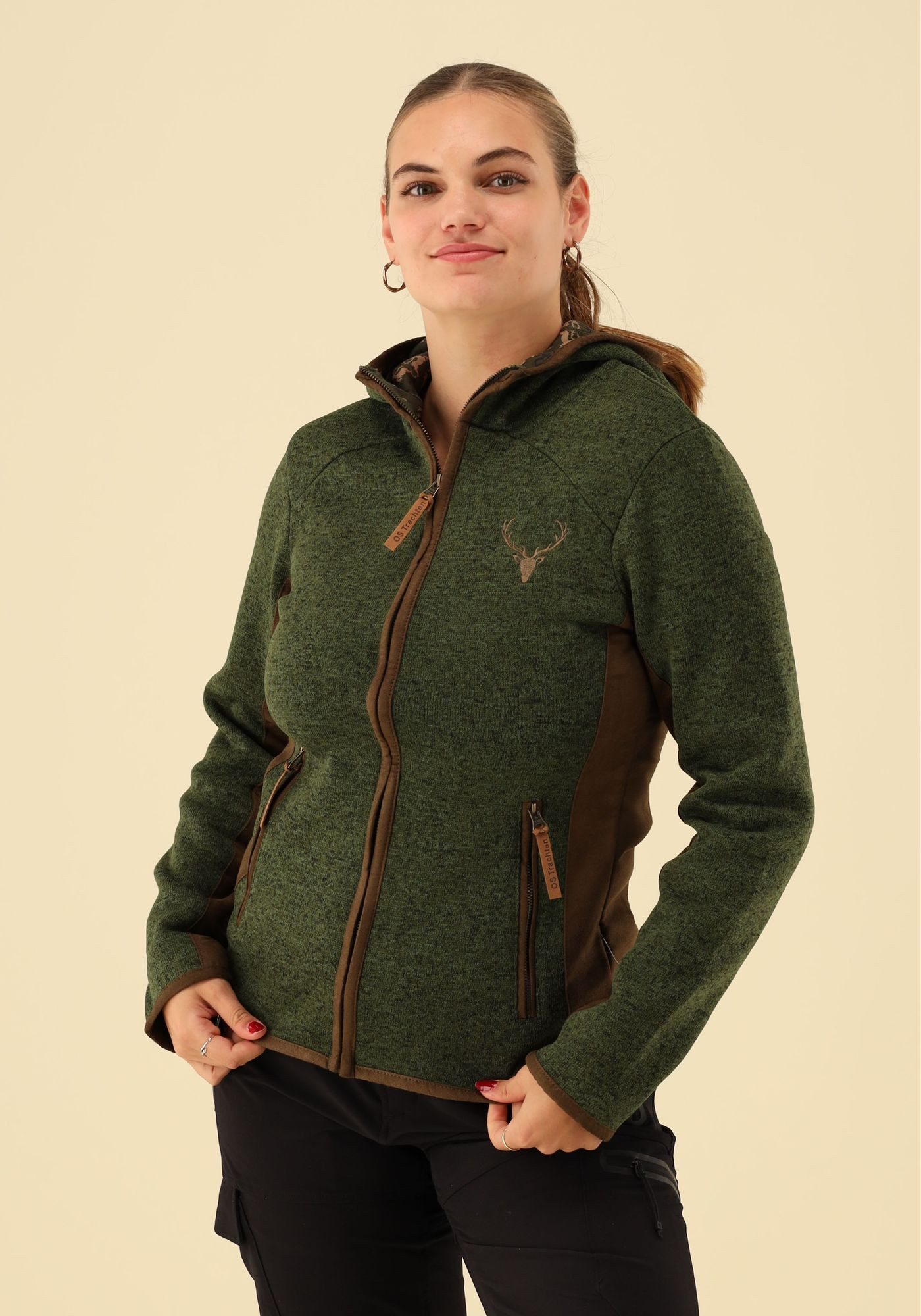 OS Trachten Strickfleecejacke Zumgu Outdoorjacke mit Kapuze mit Kontrastfutter und Hirsch-Stickerei