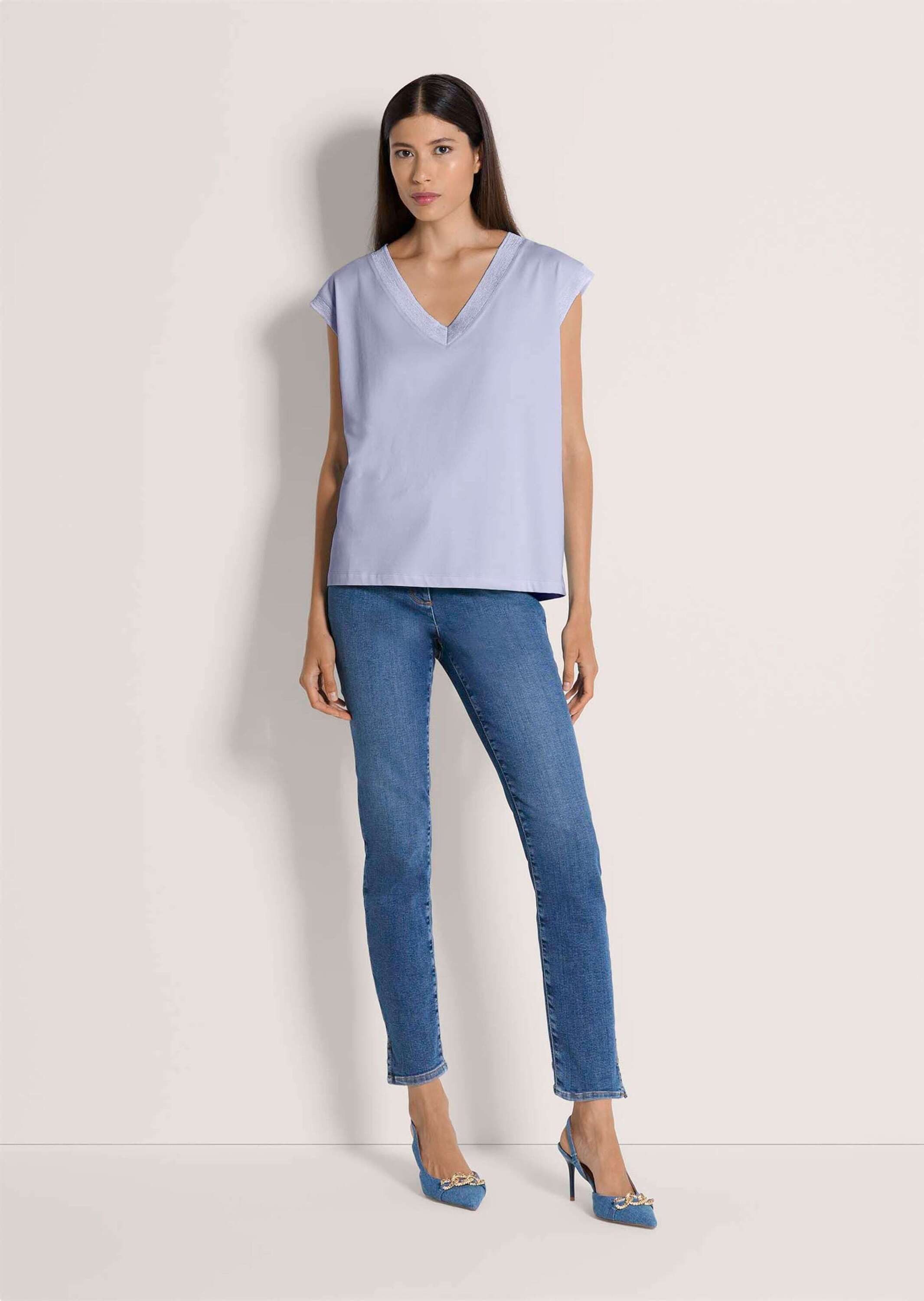 MADELEINE Kurzarmshirt Sommershirt mit Rippenbändern Basicshirt mit V-Ausschnitt, breiten Rippenbändern und Kurzarm
