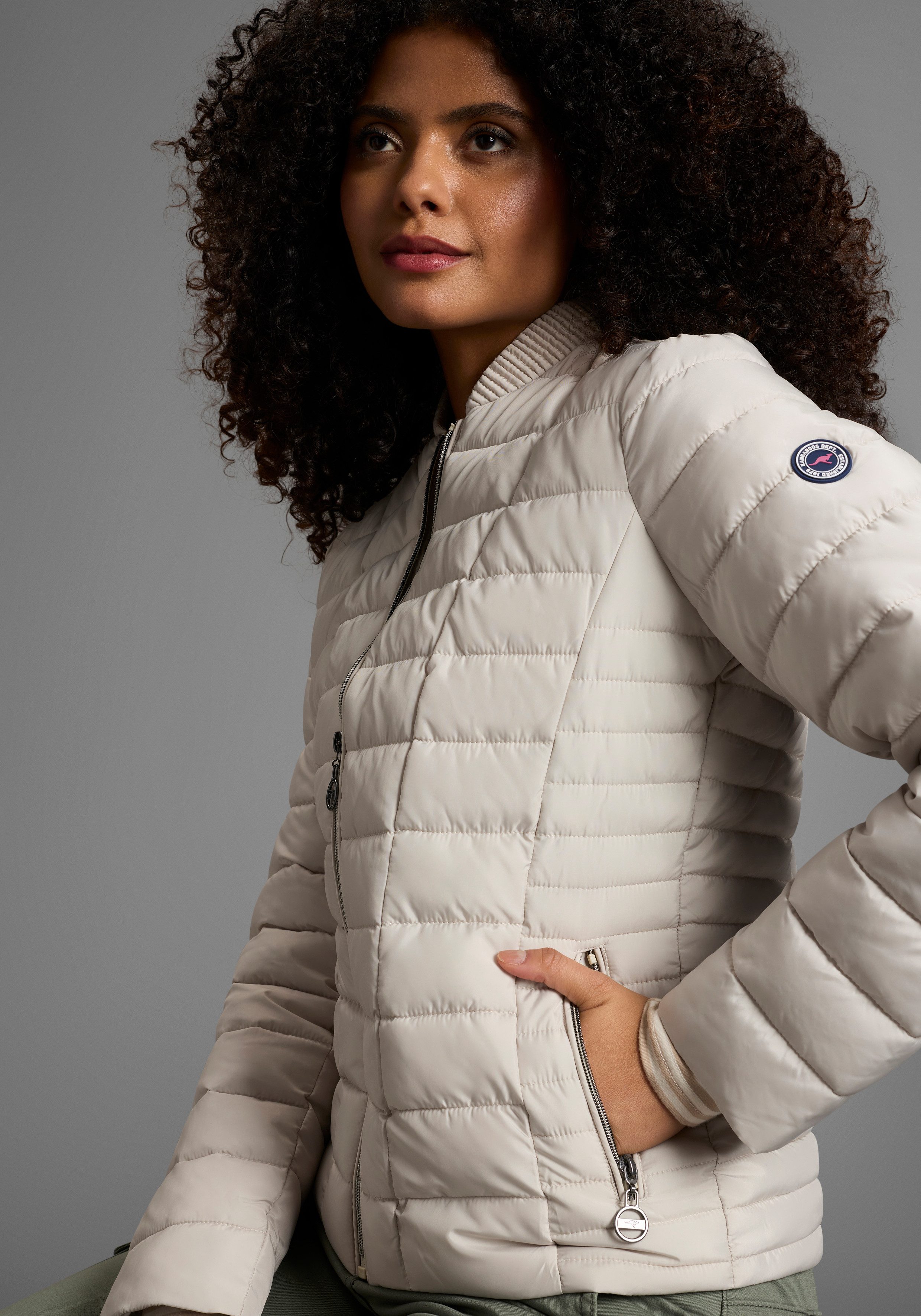 KangaROOS Steppjacke Übergangsjacke, figurbetonter Schnitt, hüftlange Passform