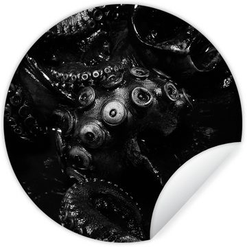 MuchoWow Wandsticker Nahaufnahme Oktopus auf schwarzem Hintergrund in schwarz und weiß (1 St), Tapetenkreis für Kinderzimmer, Tapetenaufkleber, Rund, Wohnzimmer