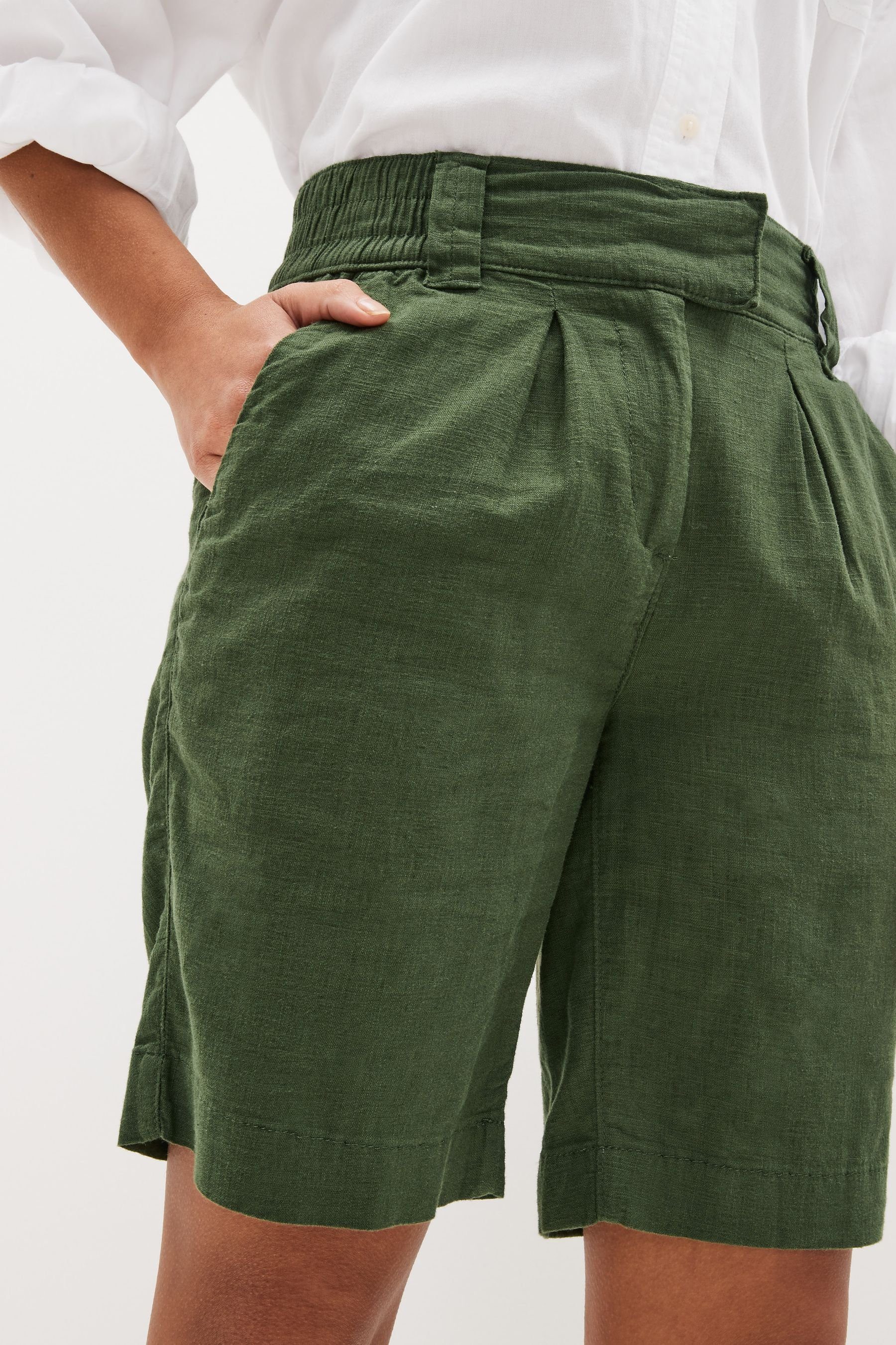 Knielange Next Green Webshorts aus (1-tlg) Leinengemisch Khaki Shorts