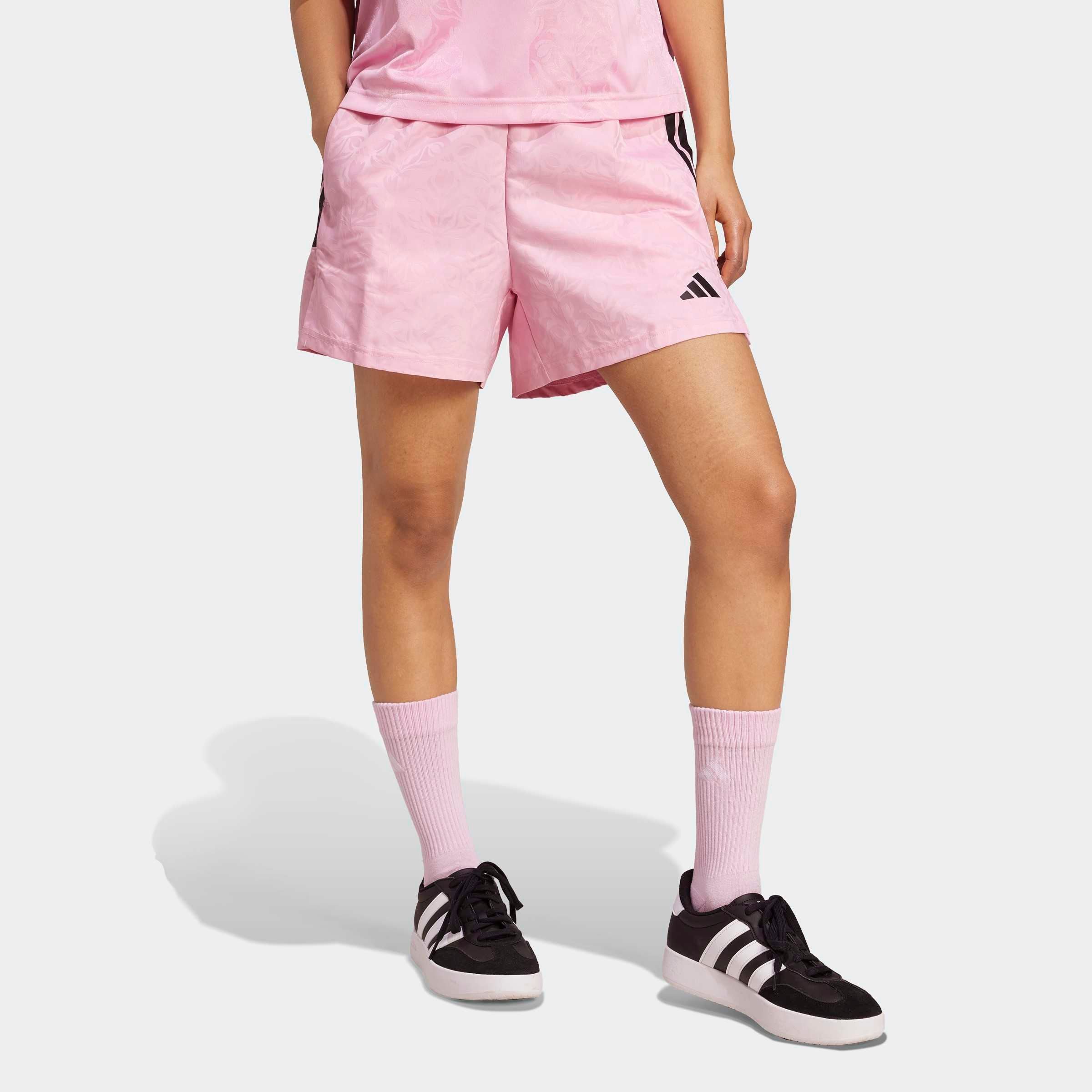 adidas Sportswear Shorts TIRO X COMMON GOAL GEWEBTE lockere Passform, mit Kordelverschluss, aus weichem Material