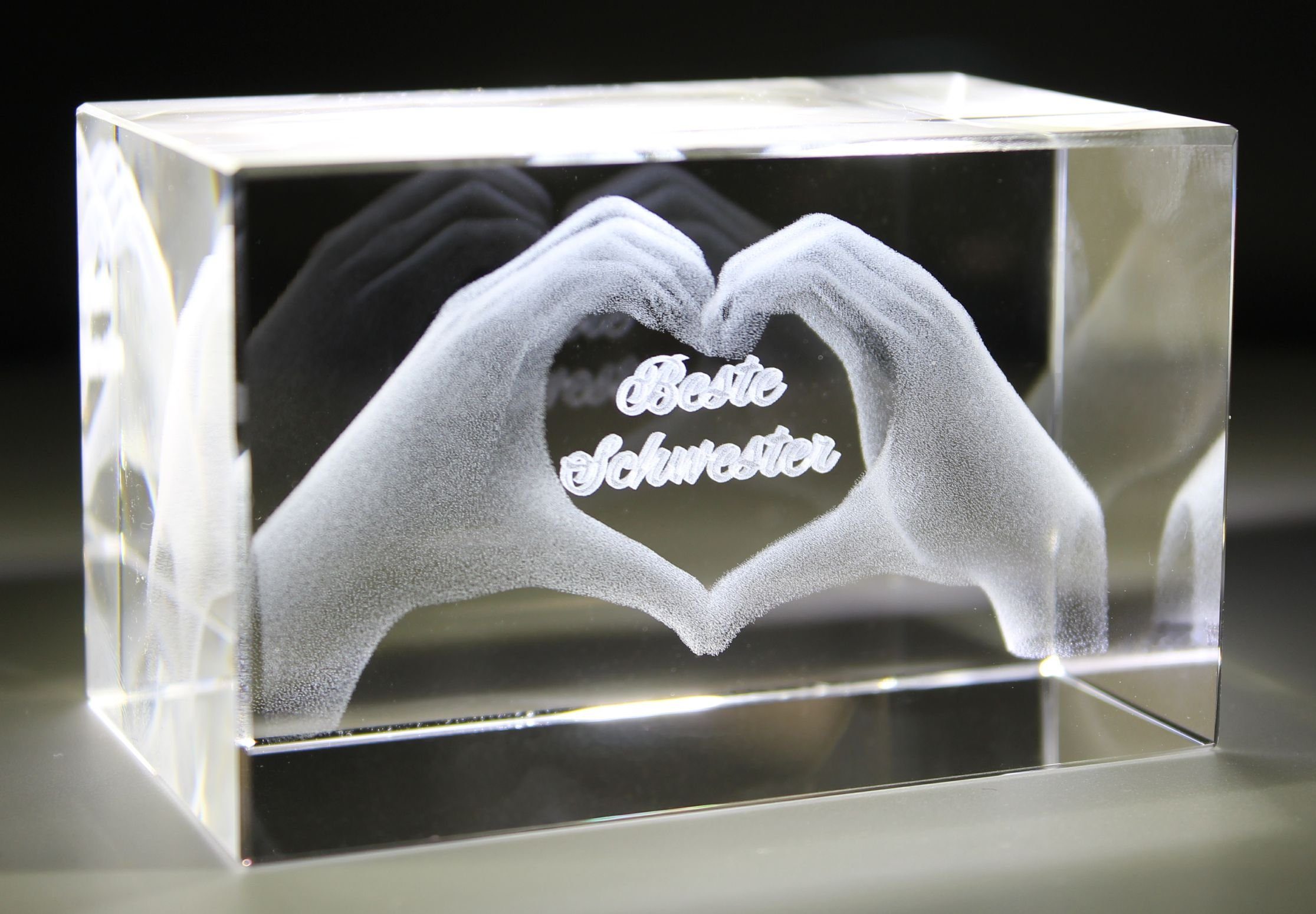 Hochwertige Text: Made Herz Glasquader 3D aus Schwester!, Dekofigur Beste Familienbetrieb in mit I VIP-LASER Germany, Gravur Geschenkbox, I Händen