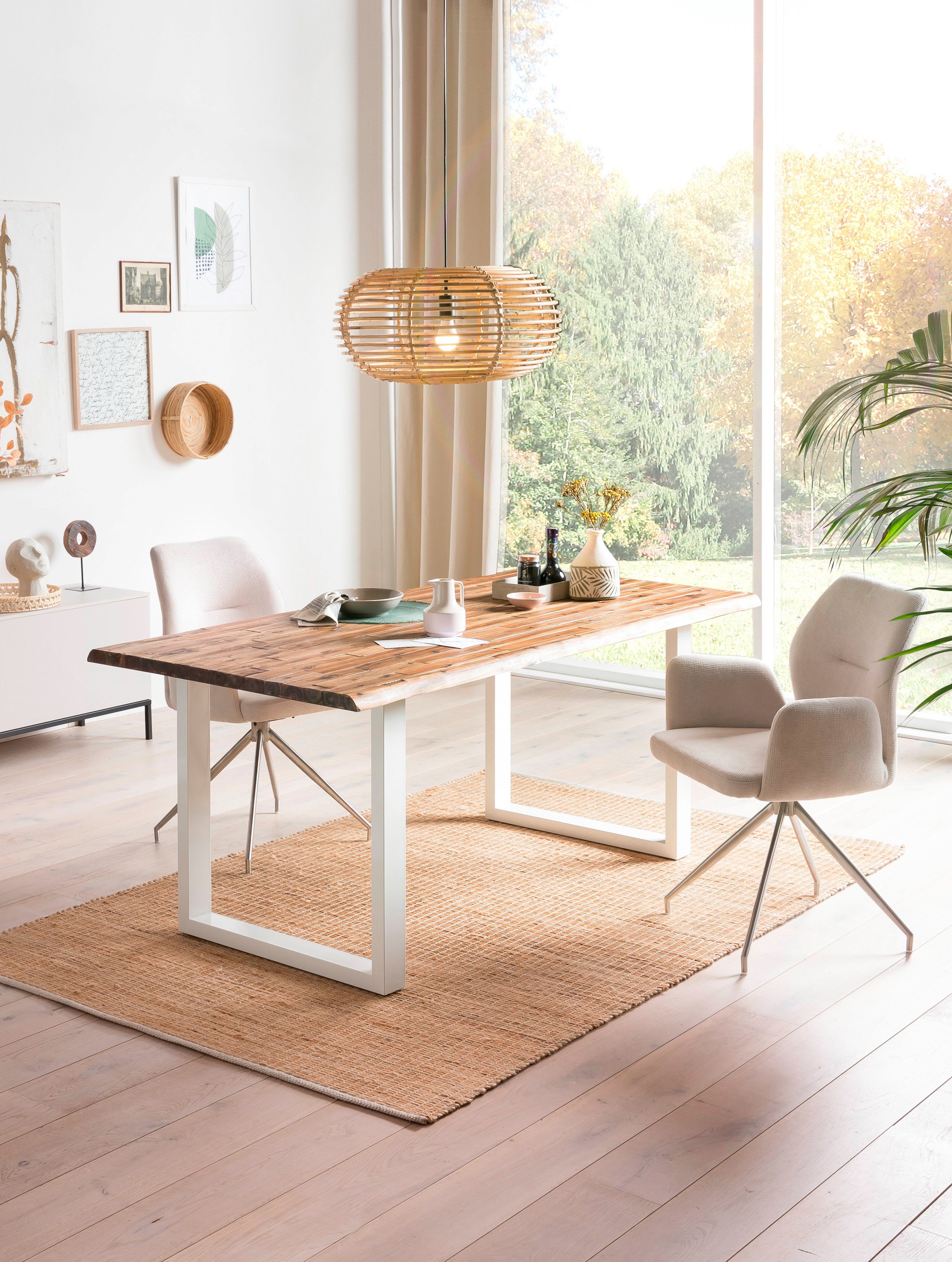 SalesFever Baumkantentisch Tisch mit Baumkante im Natur-Look, Metall triff Akazie