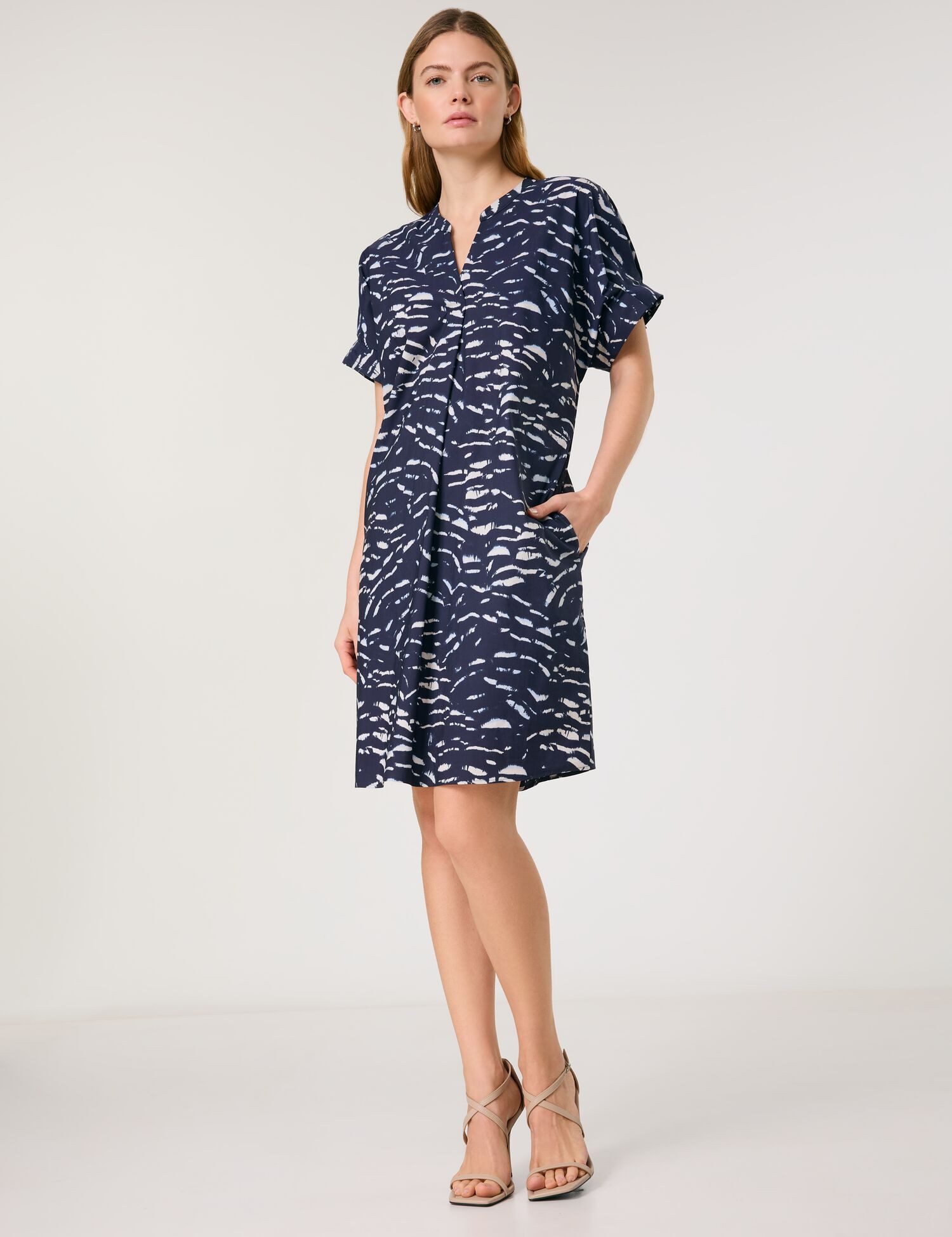 Taifun Midikleid – kurzärmeliges Midikleid mit geschlitztem Rundhalsausschnitt – Bild 5 von 5