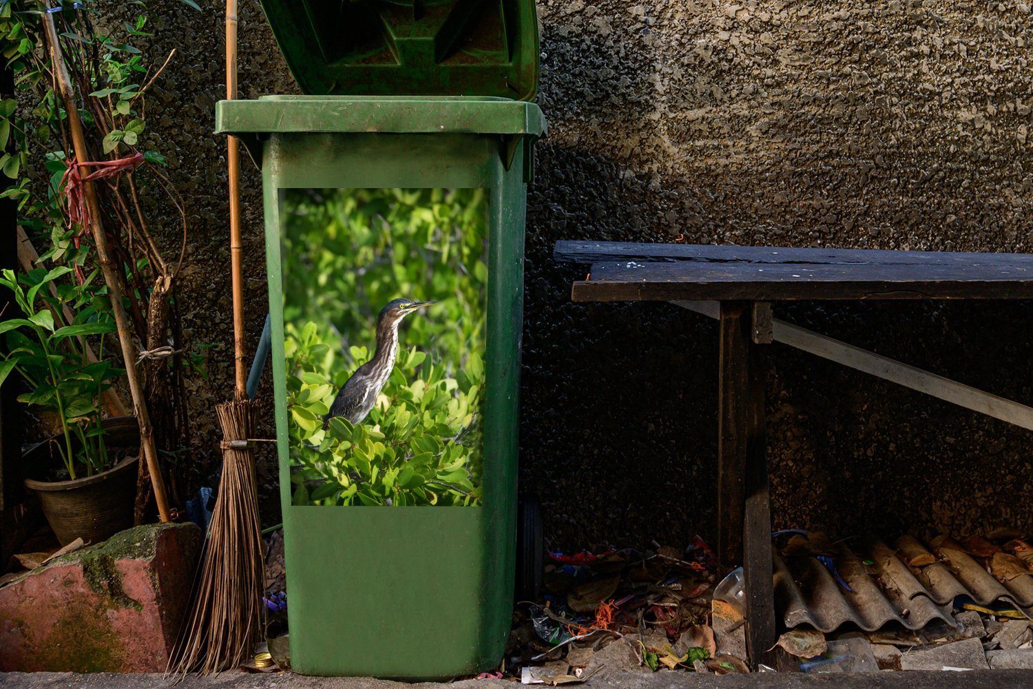 MuchoWow Wandsticker Grüner am von Lagune den entlang in Mülltonne, Abfalbehälter Mülleimer-aufkleber, St), der Container, Reiher (1 Sticker, Strand versteckt Bäumen