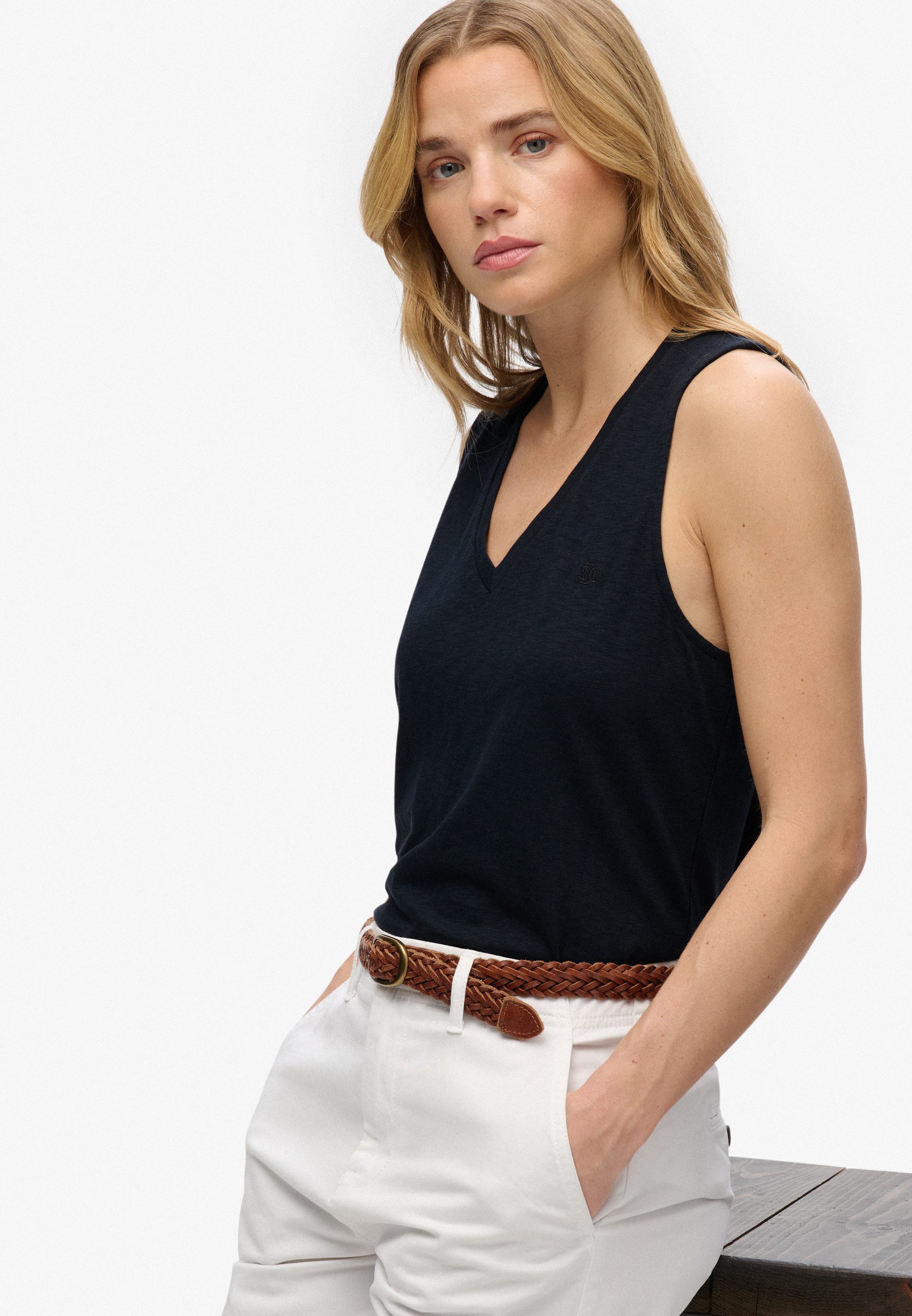 Superdry Tanktop STUDIOS VEE NECK VEST aus Baumwollmischung mit Lyocell, Regular Fit, ärmellos – Bild 2 von 5