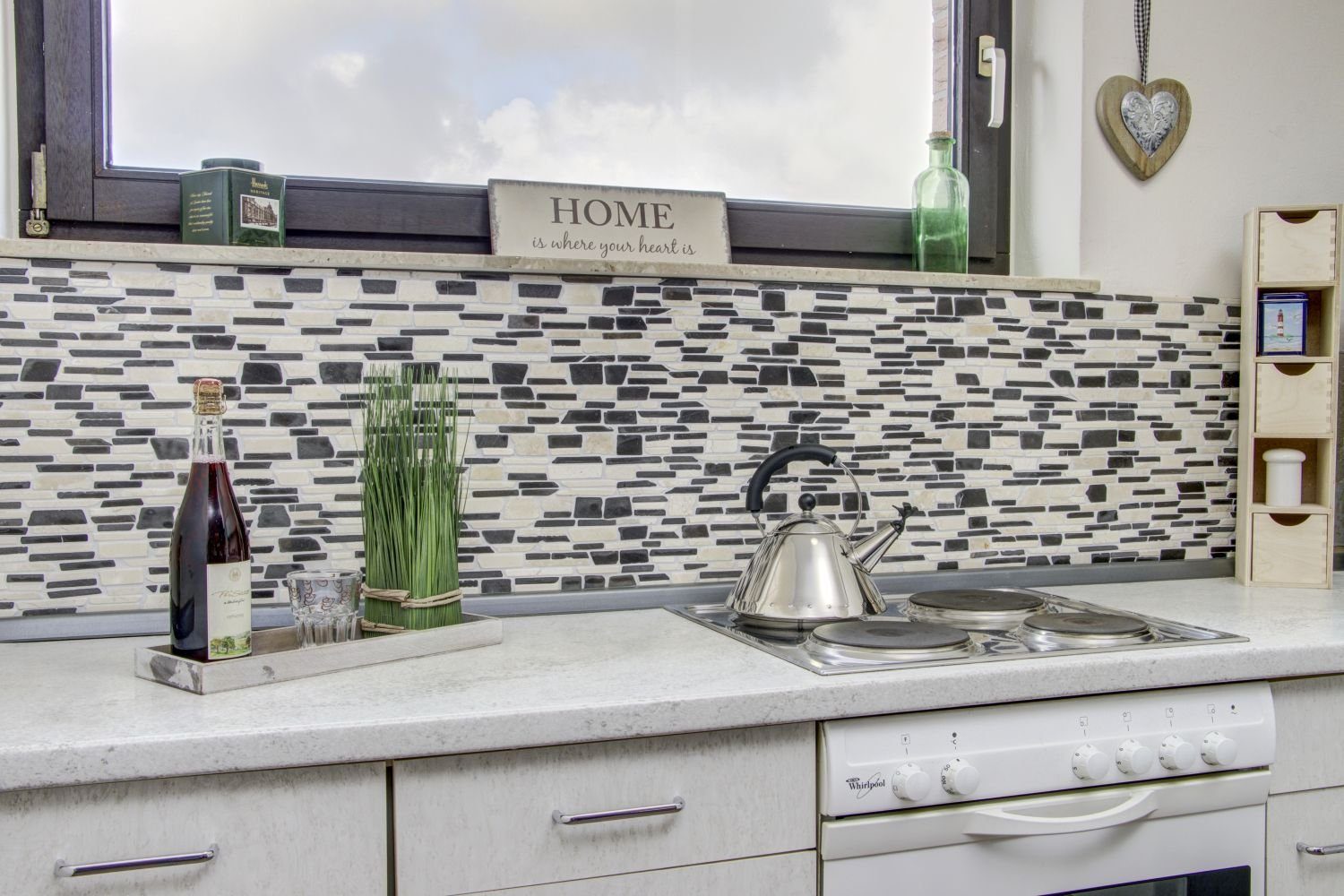 Küche anthrazit Mosani Naturstein beige Marmor schwarz Mosaik Bodenfliese creme