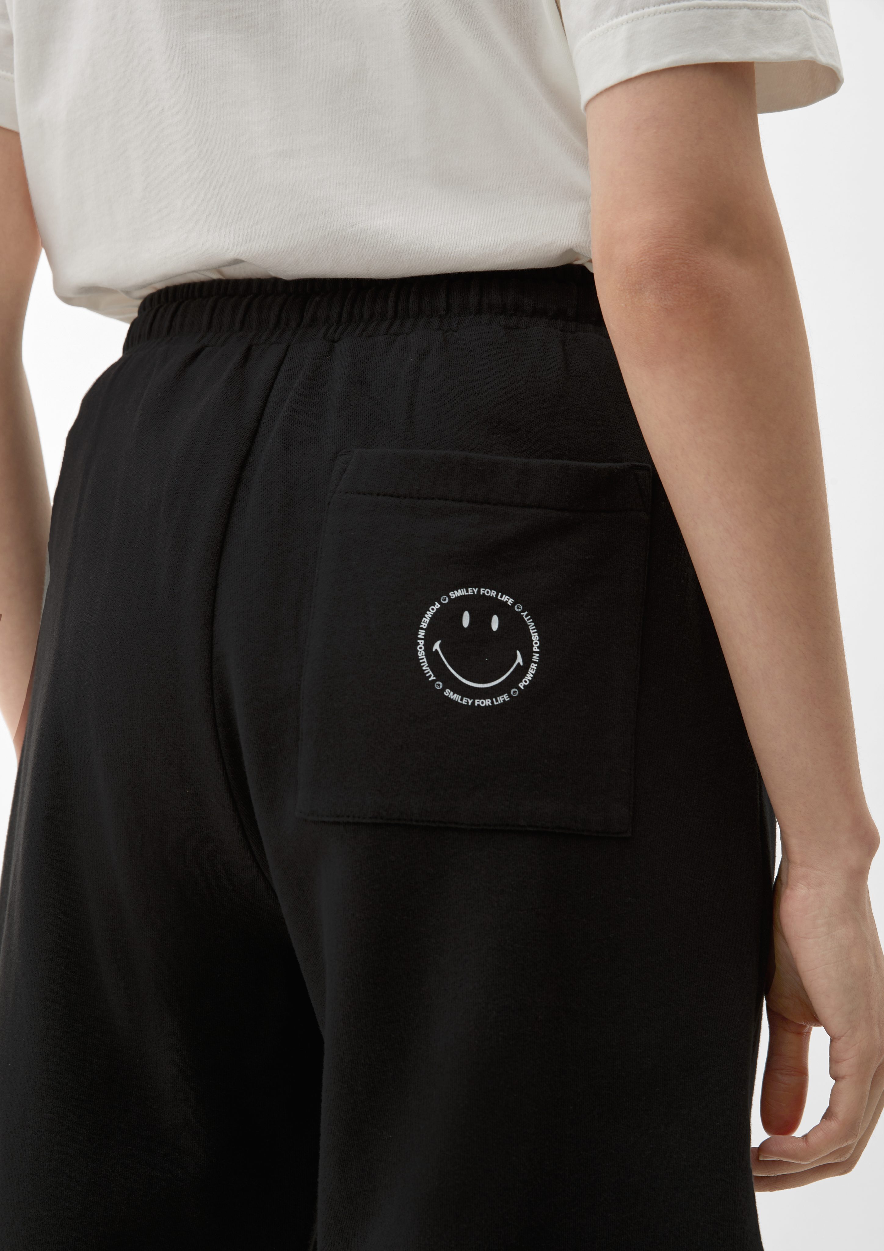 s.Oliver Shorts Relaxed: Sweatshorts mit schwarz Smiley®-Print