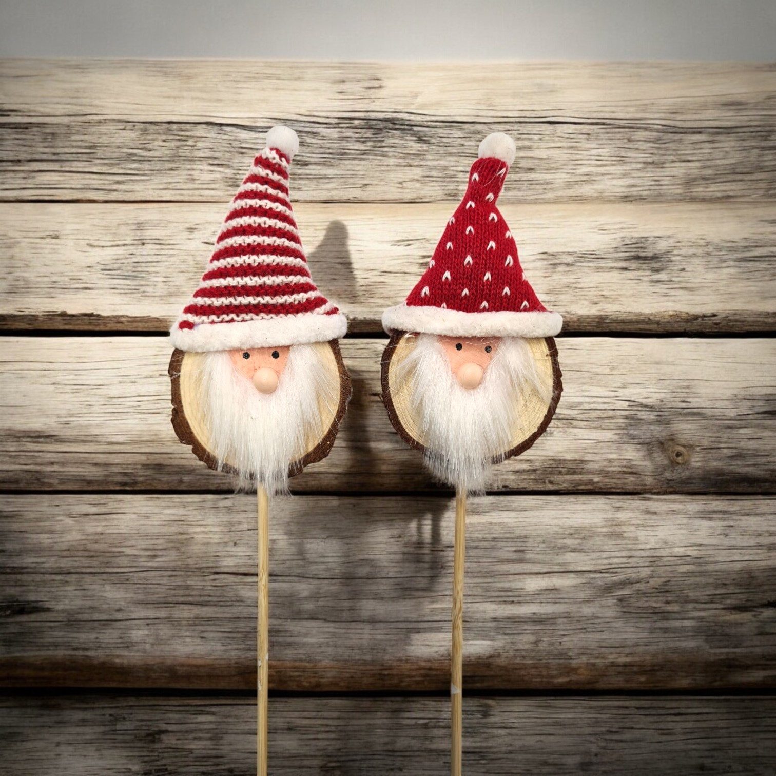 Macosa Home Dekofigur Dekostecker Nikolaus 2er Set Holz Wolle Rot Weiß Dekostab (Dekoweihnachtsmann, 2 St., Blumenstecker Winter-Deko Winter Dekoration), Dekonikolaus Weihnachts-Dekoration Weihnachtsmann