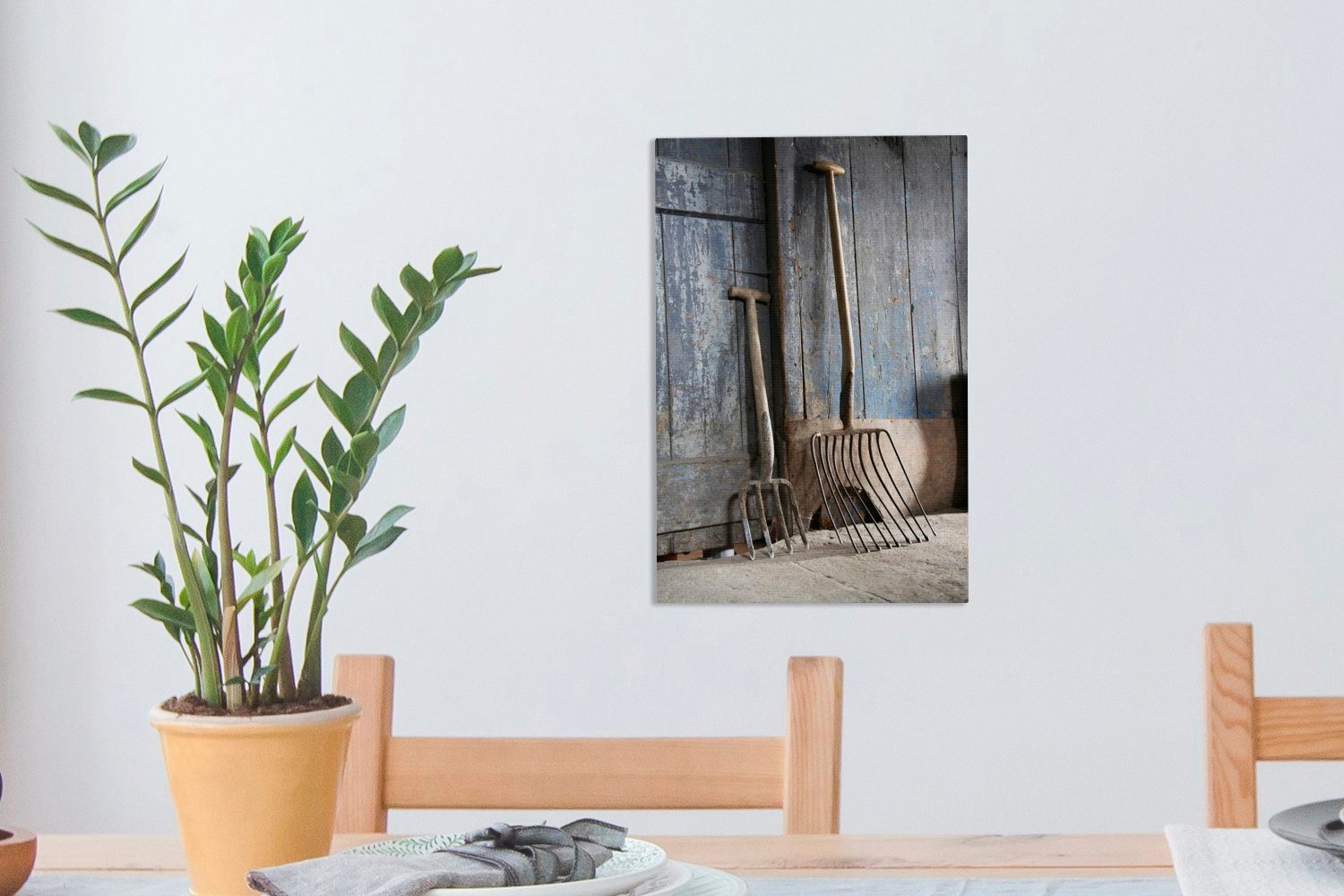 OneMillionCanvasses® Leinwandbild Zwei Mistgabeln in 20x30 bespannt Scheune, Gemälde, St), fertig einer cm inkl. Leinwandbild (1 Zackenaufhänger
