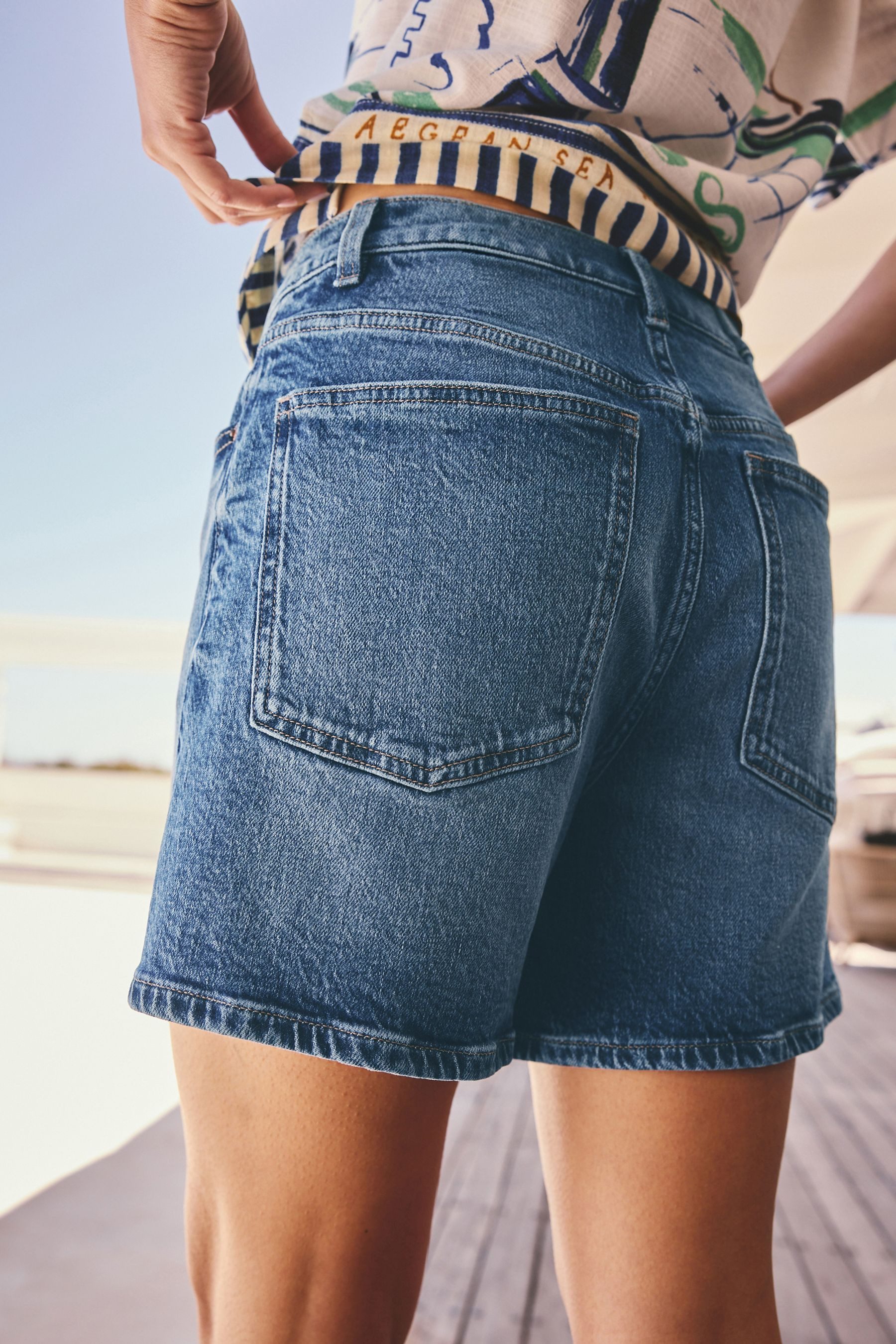 Next Jeansshorts Hochbund-Denimshorts mit geschlitztem Saum (1-tlg) – Bild 4 von 5