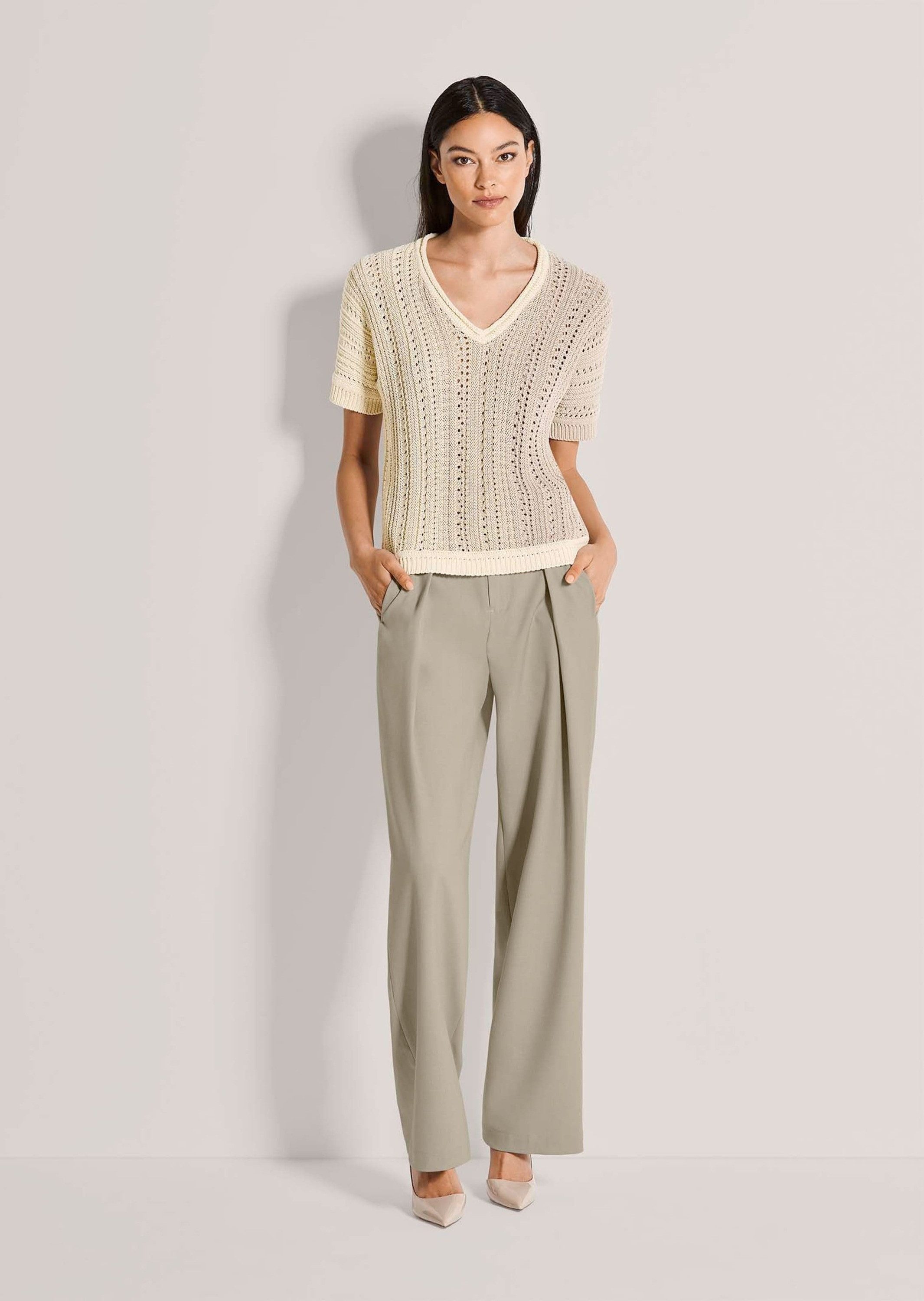 MADELEINE Strickpullover Ajourshirt mit Glanzeffekt Glanzshirt mit V-Ausschnitt, Rippenabschlüssen und Kurzarm