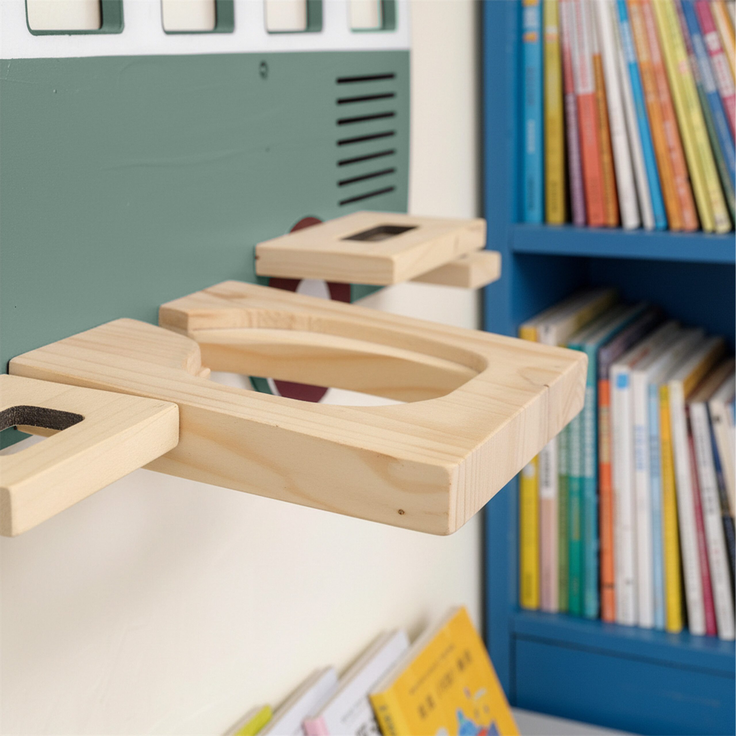 relaxdays Kinderregal Toniebox Regal Bus, 1-tlg., salbei. – Bild 5 von 5