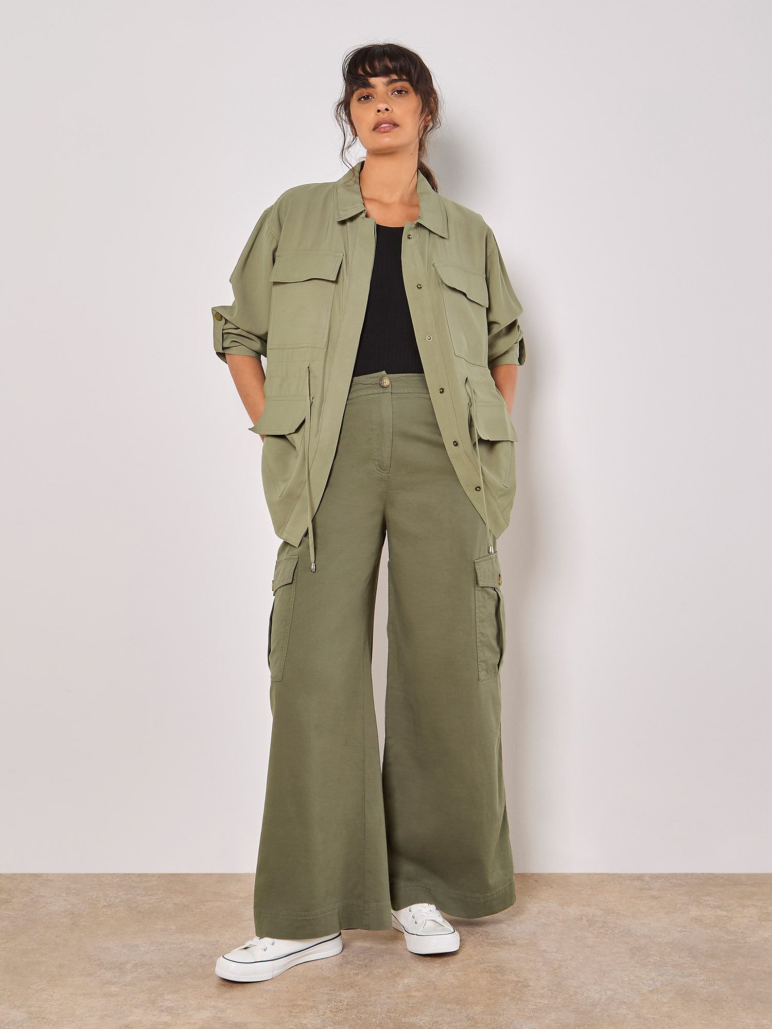 Apricot Stoffhose Chino mit Kargotaschen und weitem Bein