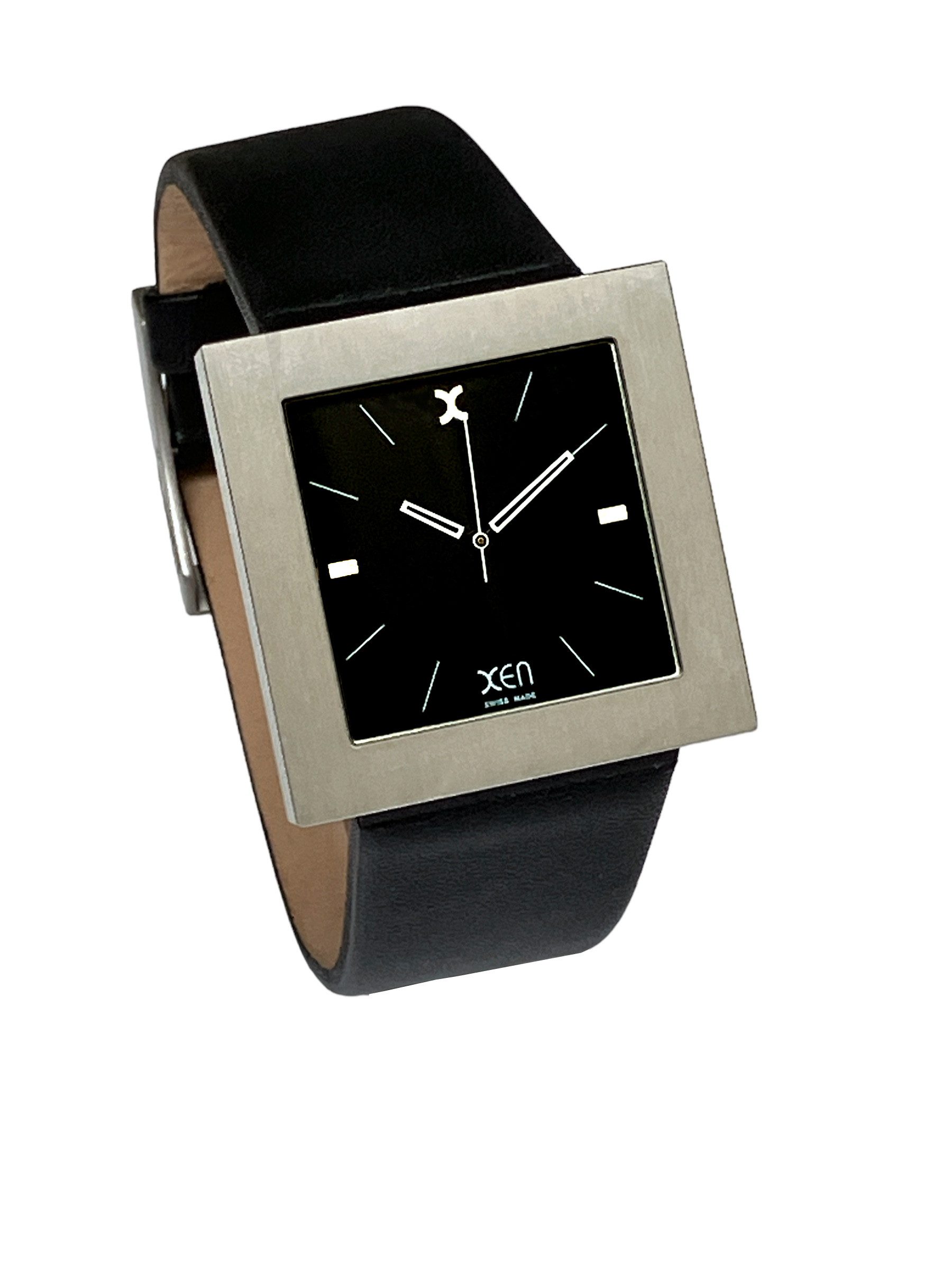 XEN Quarzuhr Herren Damen Schwarz Edelstahl Groß Swiss Made Lederband 5 Bar XQ0056, versenkte Krone im Gehäuse, Gehäuseboden mit Schrauben verschraubt