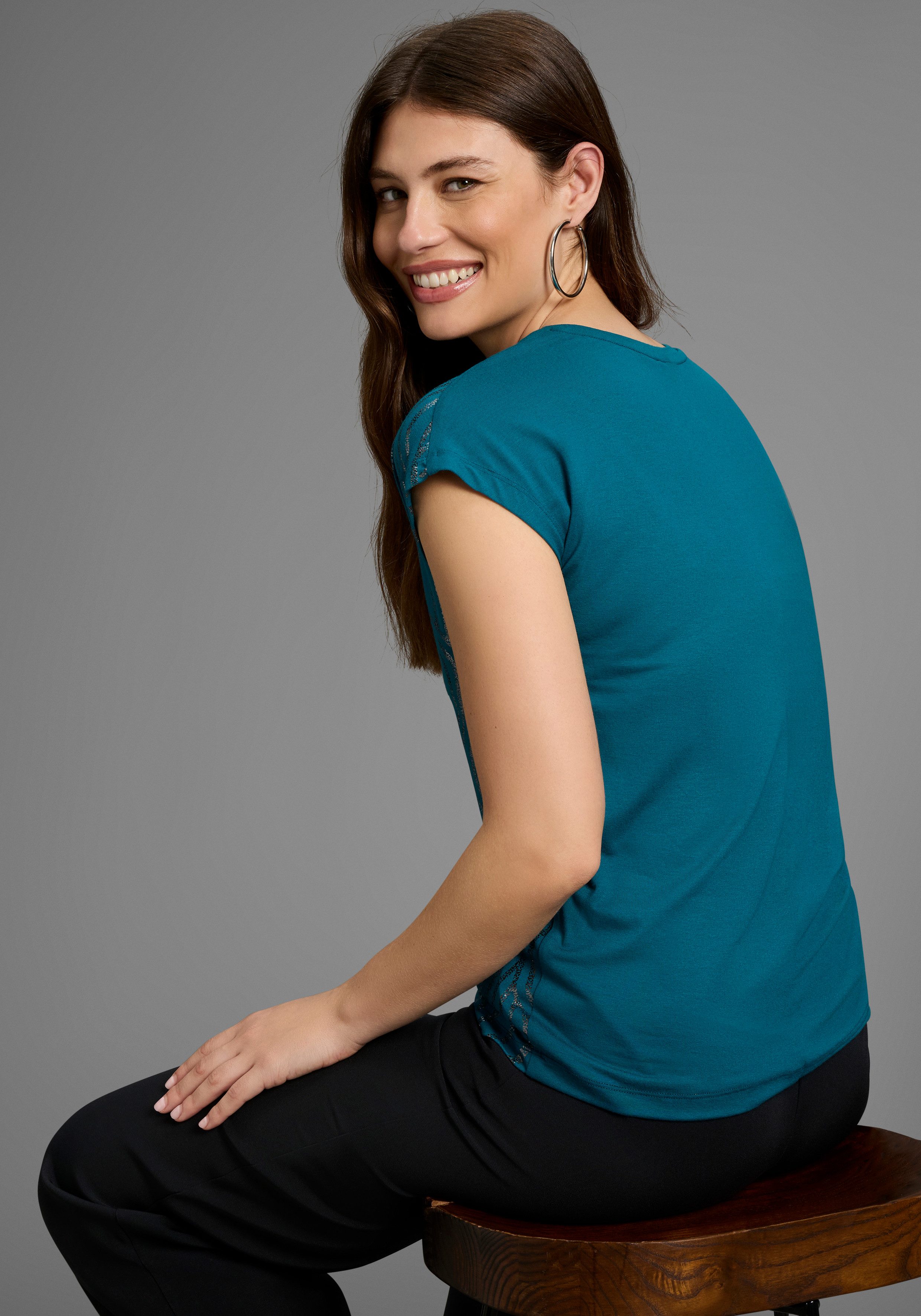 Laura Scott Rundhalsshirt Kurzarm, figurumspielend, aus elastischem Single günstig online kaufen