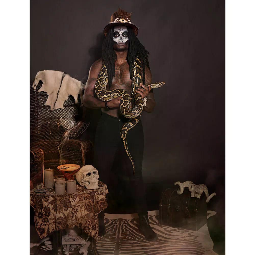 Boland Zauberer-Kostüm Voodoo Hut Buluku mit Haar braun Karneval Halloween Kostümaccessoire, Mit langen schwarzen Haaren Hut mit Schädel und Federn