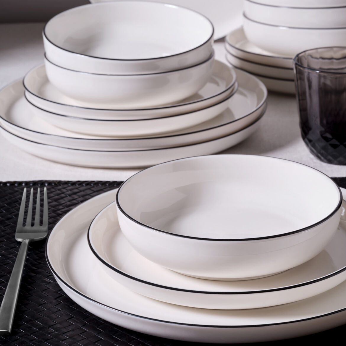 GÜRAL Porselen Tafelservice BILBAO (12-tlg), 4 Personen, Porzellan, Cremefarben, schwarzer Rand, robustes Bone Porzellan
