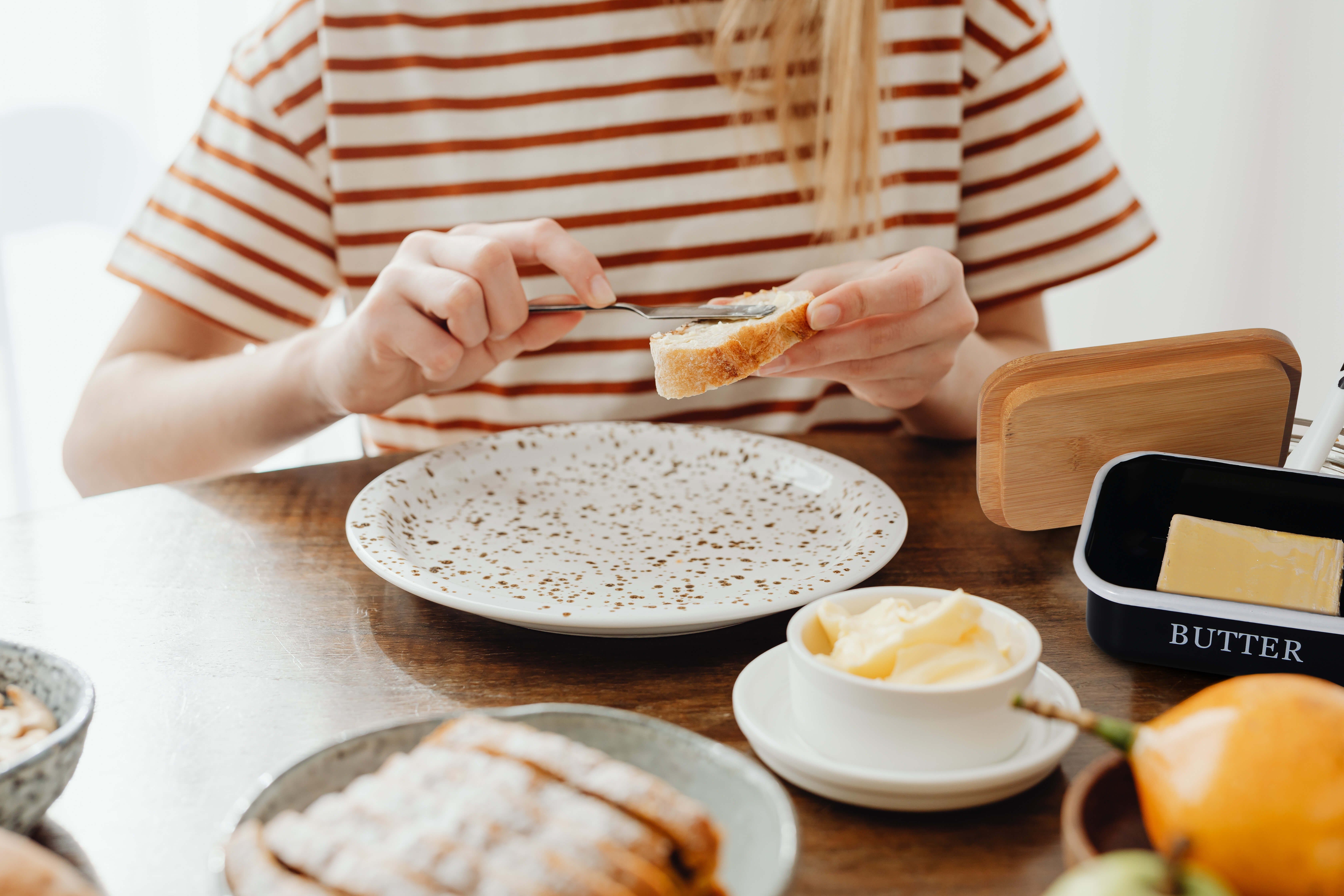 Zedelmaier Butterdose Butterdose,Butterglocke für 250g aus beschichteter Butterdose Metallplatte, Butter,mit x Rand Deckel, Schwarz 1 x rundem Becher, (1 holzdeckel, nachhaltigem HYH001)