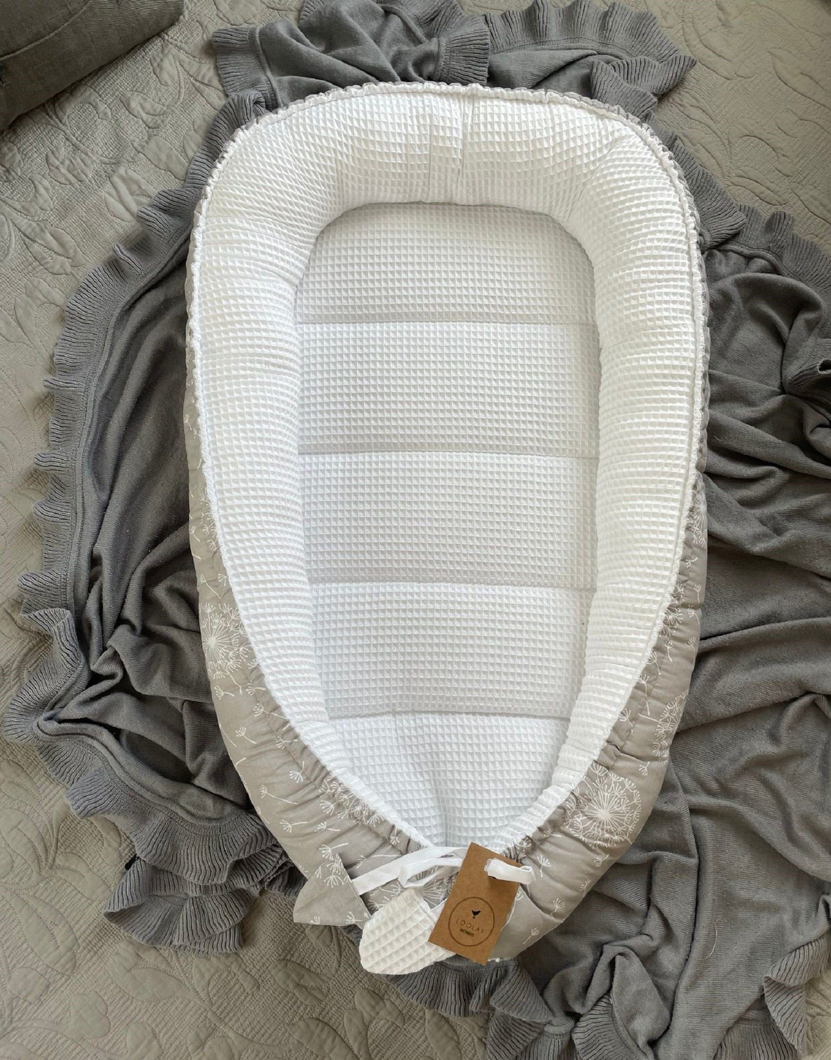Loolay Bettnestchen WAFFELPIQUE Baumwolle BABYNEST Babykokon Neugeborene Babyausstattung, (Reisebett Nestchen SOLO/ o. in Geschenk SETS, 1-tlg., 4 Jahreszeiten WAFFELSTOFF - Design: Pustelblume Grau/ WAFFEL Weiß), 100% Europäische Stoffe und Kleinserien-Nähen!