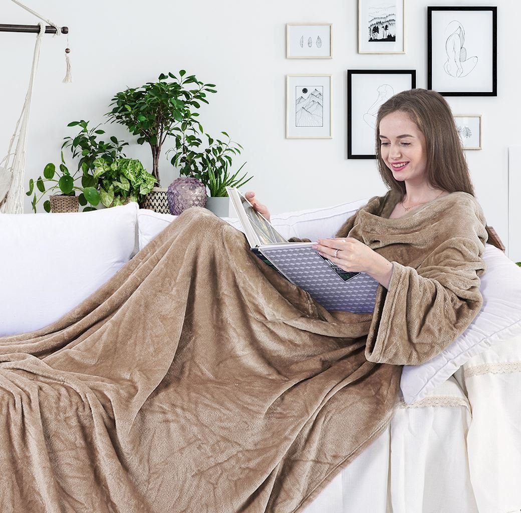 Tagesdecke Ärmeldecke Lazy - TV Blanket mit Ärmeln und aufgenähten Taschen, DecoKing, Tragbare Kuscheldecke beige