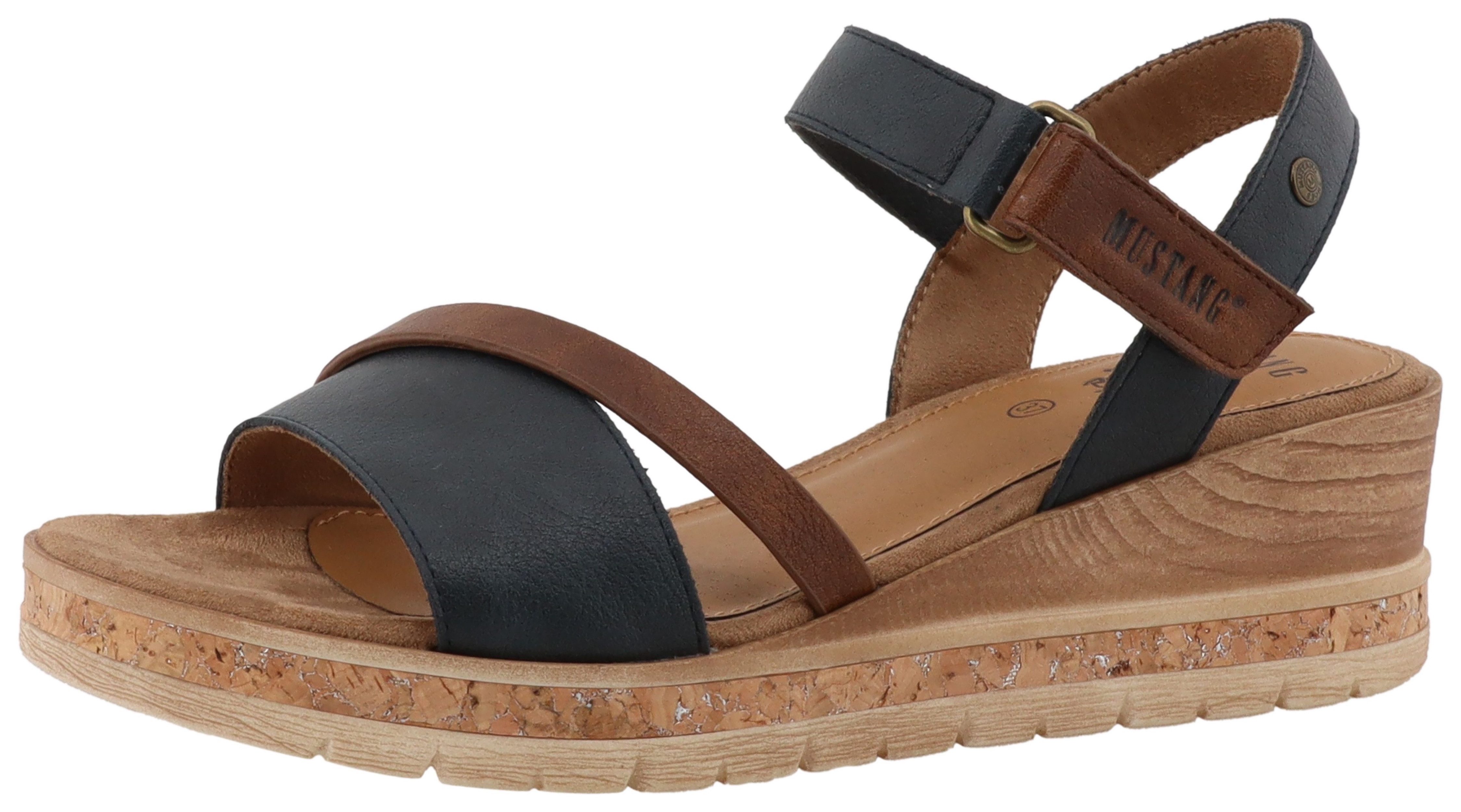 Mustang Shoes Ileana Keilsandalette Riemchensandale, Sommerschuh mit Logoprägung