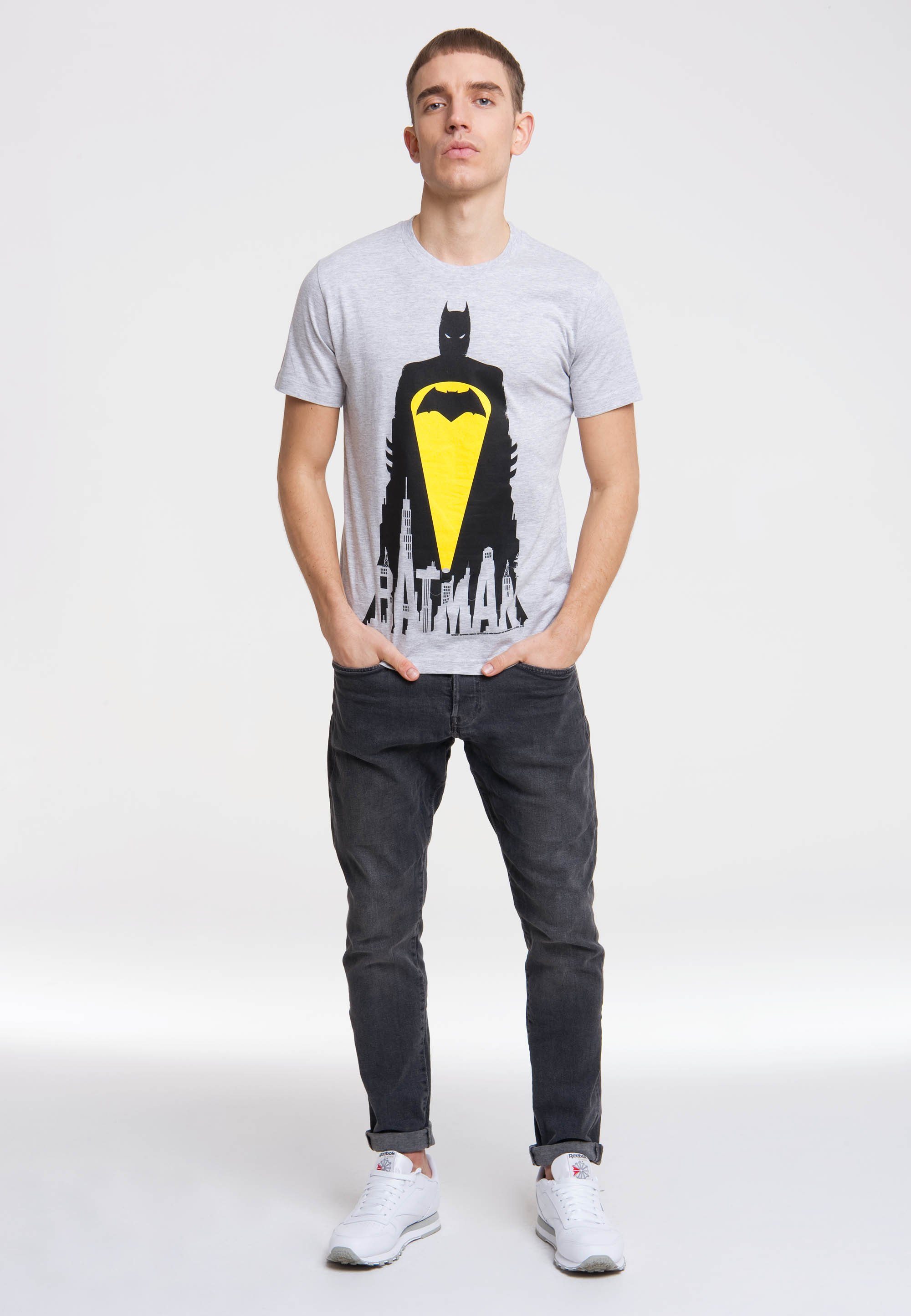 LOGOSHIRT T-Shirt Aus mit tragen - Skyline zu angenehm Batman-Motiv, - DC Baumwoll-Viskose-Mix Batman weichem