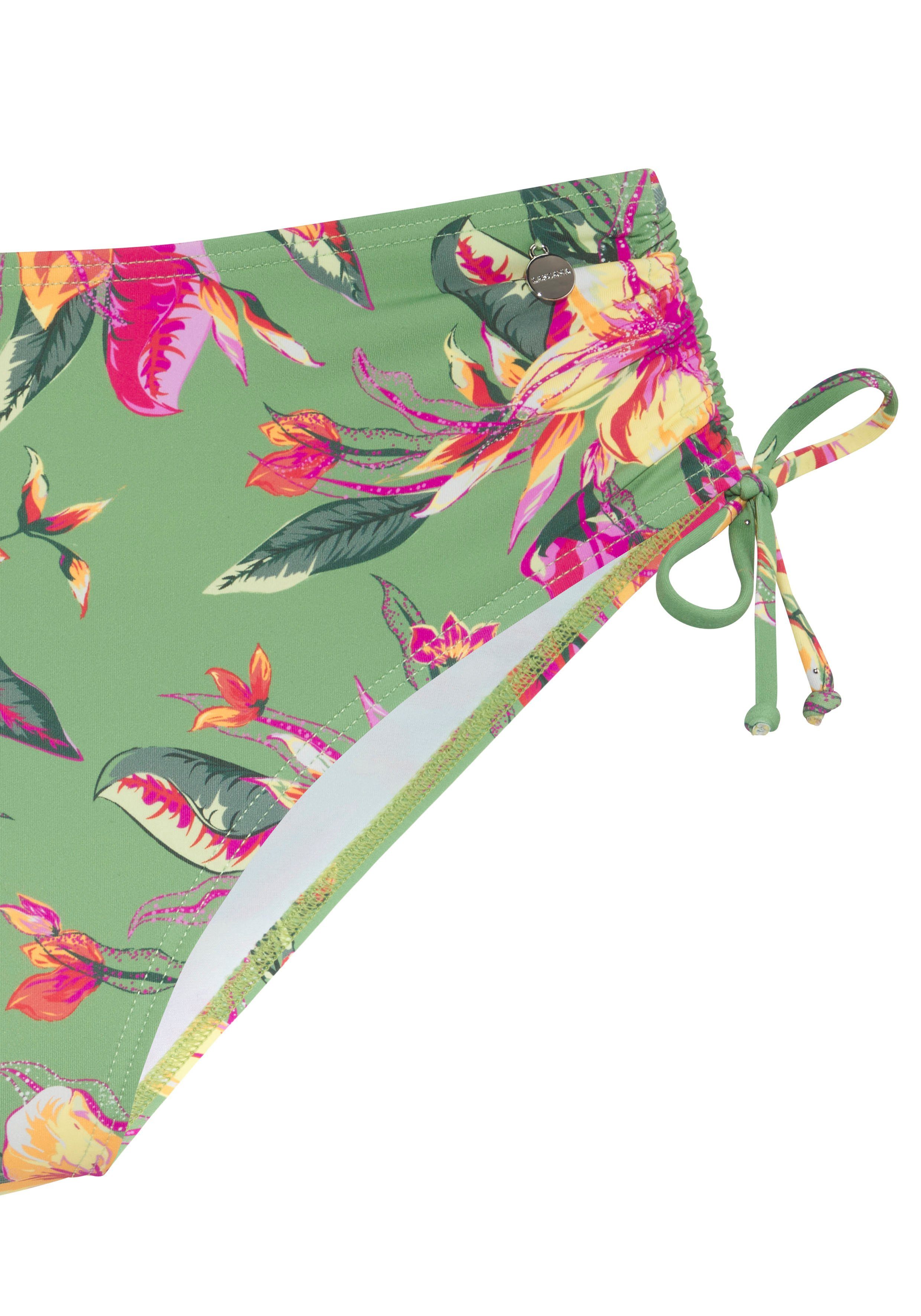 LASCANA Bikini-Hose Malia mit seitlicher Raffung mit tropischem Print