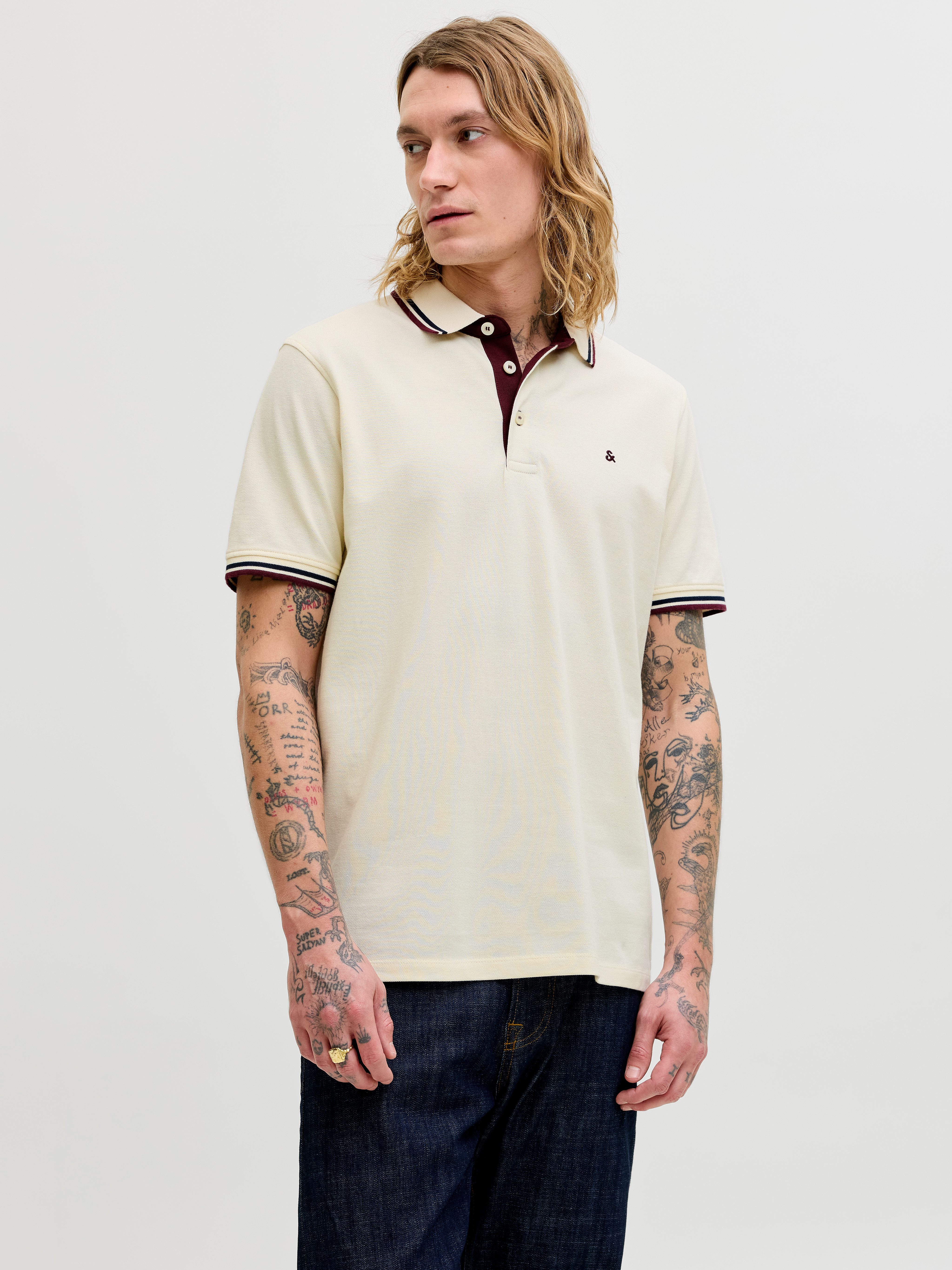 Jack & Jones Poloshirt JJEPAULOS Poloshirt mit klassischem Kragen und figurbetonter Form Logostickerei, modisch, schmal, Baumwolle, Polokragen