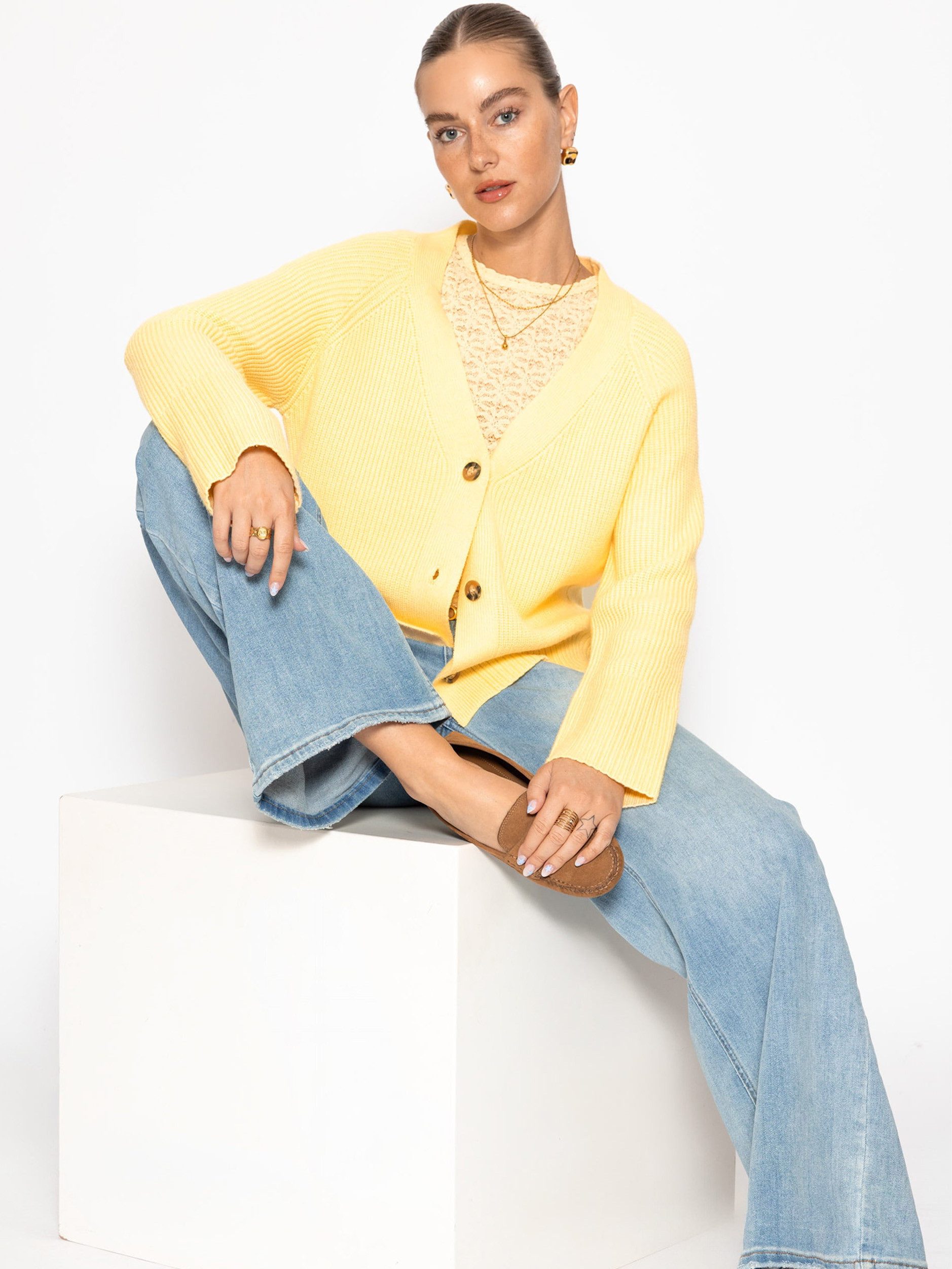 SASSYCLASSY Cardigan Gerippter Cardigan mit V-Ausschnitt für Damen Strickjacke mit markanter Knopfleiste und weiten Ärmeln – Bild 5 von 5