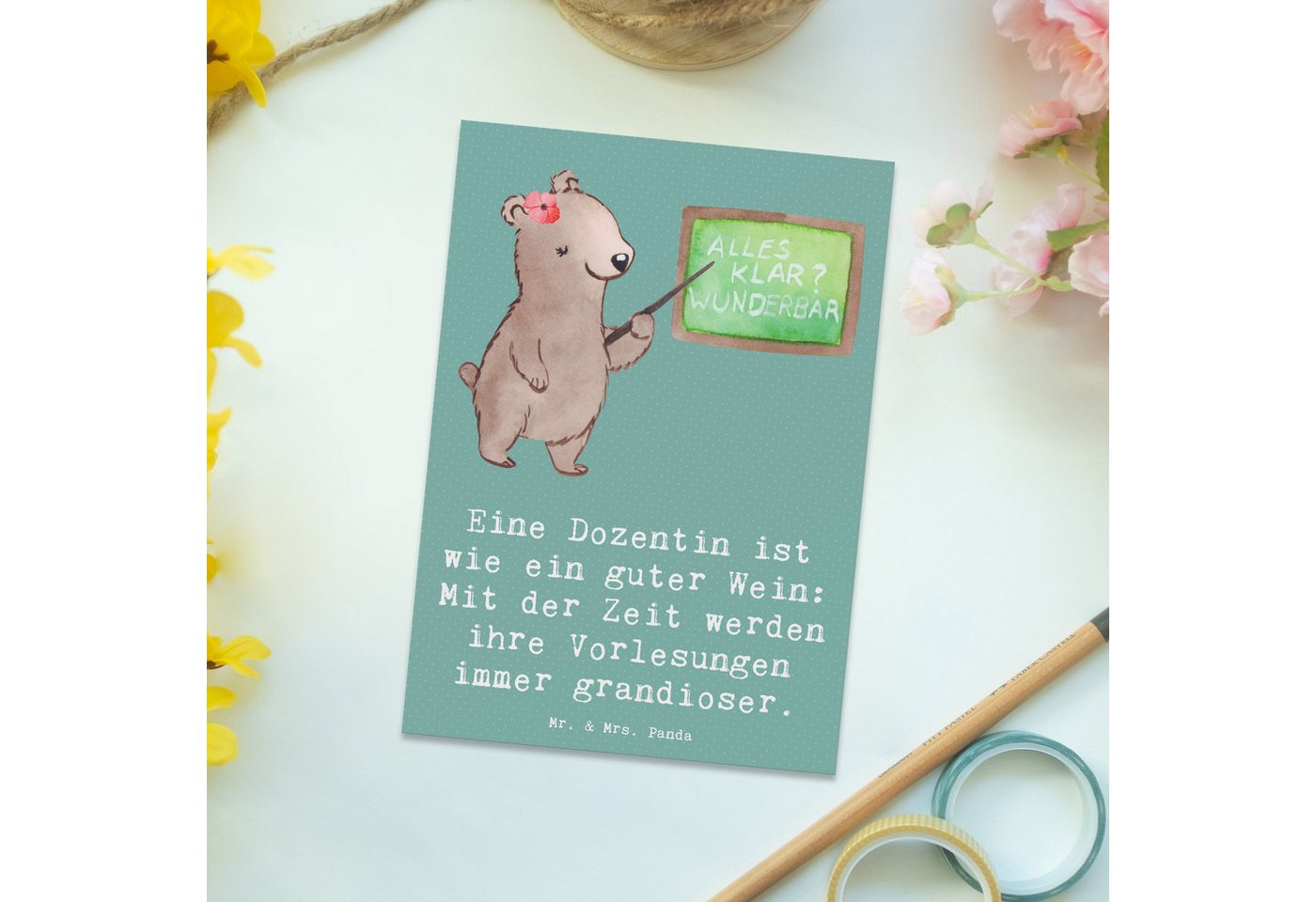 Thumbnail - Mr. & Mrs. Panda Postkarte Eine Dozentin ist wie ein guter Wein: Mit der Zeit werden ihre Vorles