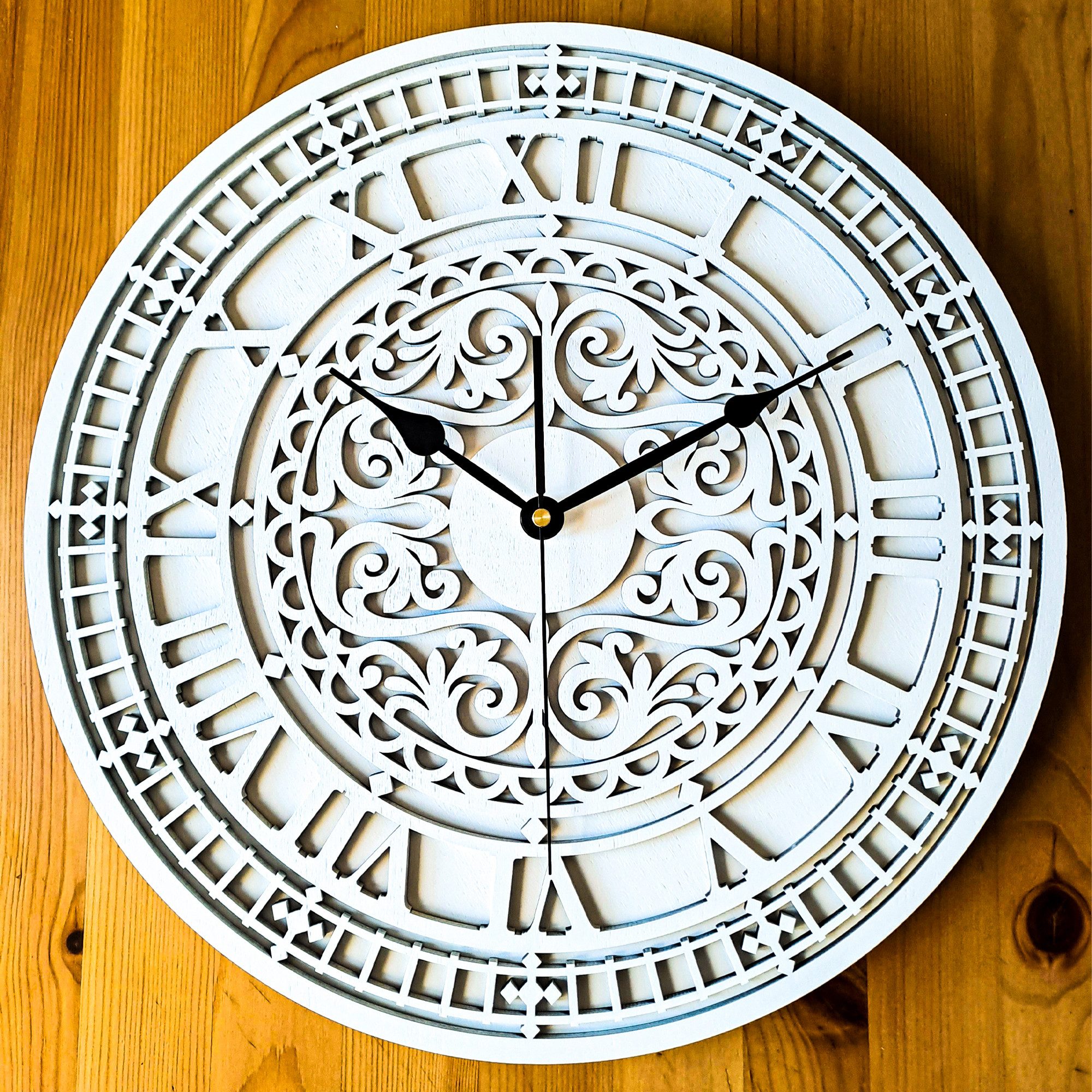 ORNAMENTI Wanduhr VINTAGE, grosse, holz, hingucker, retro, Ornament, weiss, schwarz (ohne Ticken, Wanddeko, dekorative Wanduhr, 3 Größen 40, 50, 60 cm)