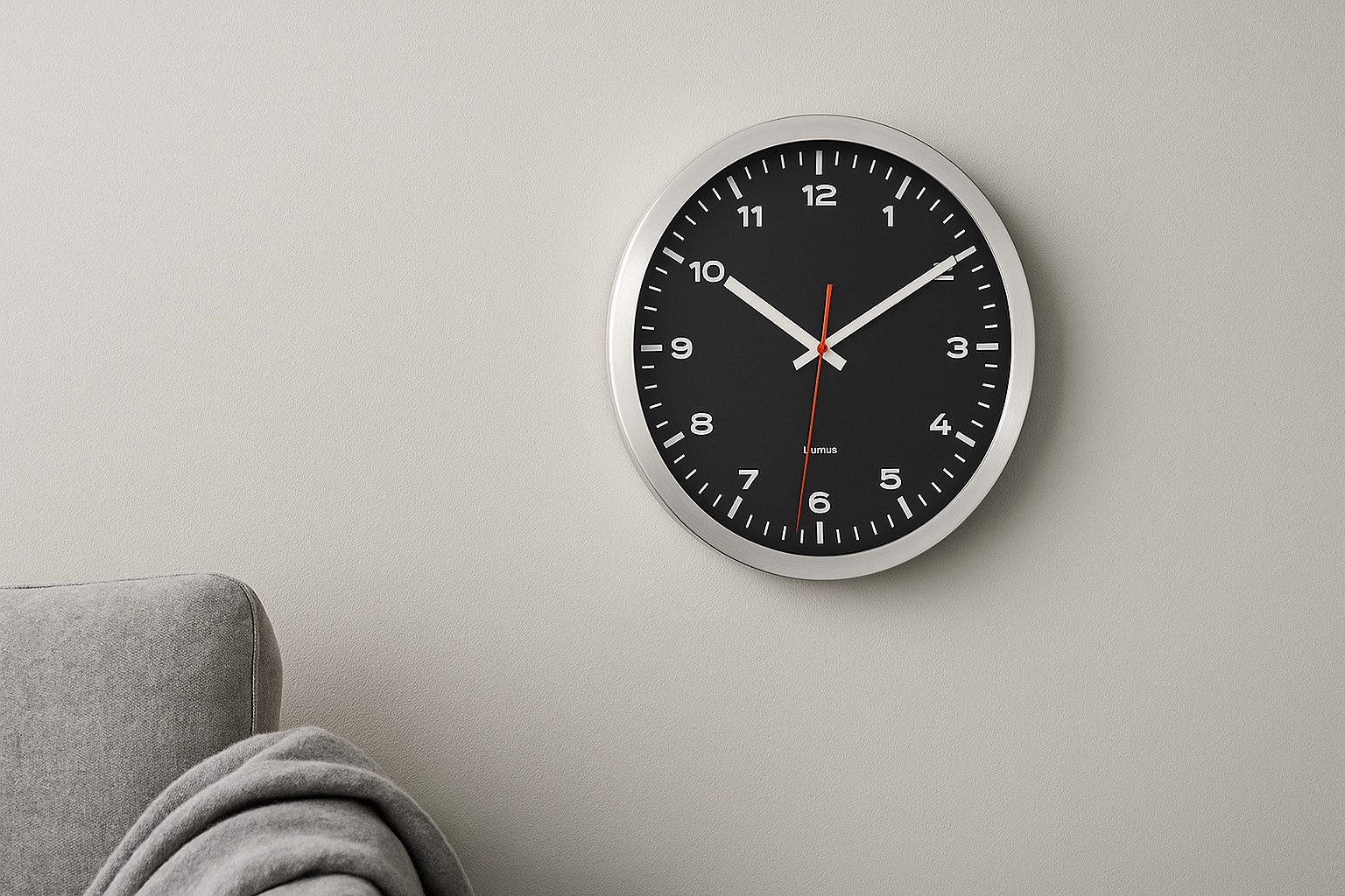 blomus Wanduhr -ERA- Design-Wanduhr, mit rotem Sekundenzeiger, Uhr aus Aluminium (exakter Sekundenzeiger, robust, flexibel einsetzbar)