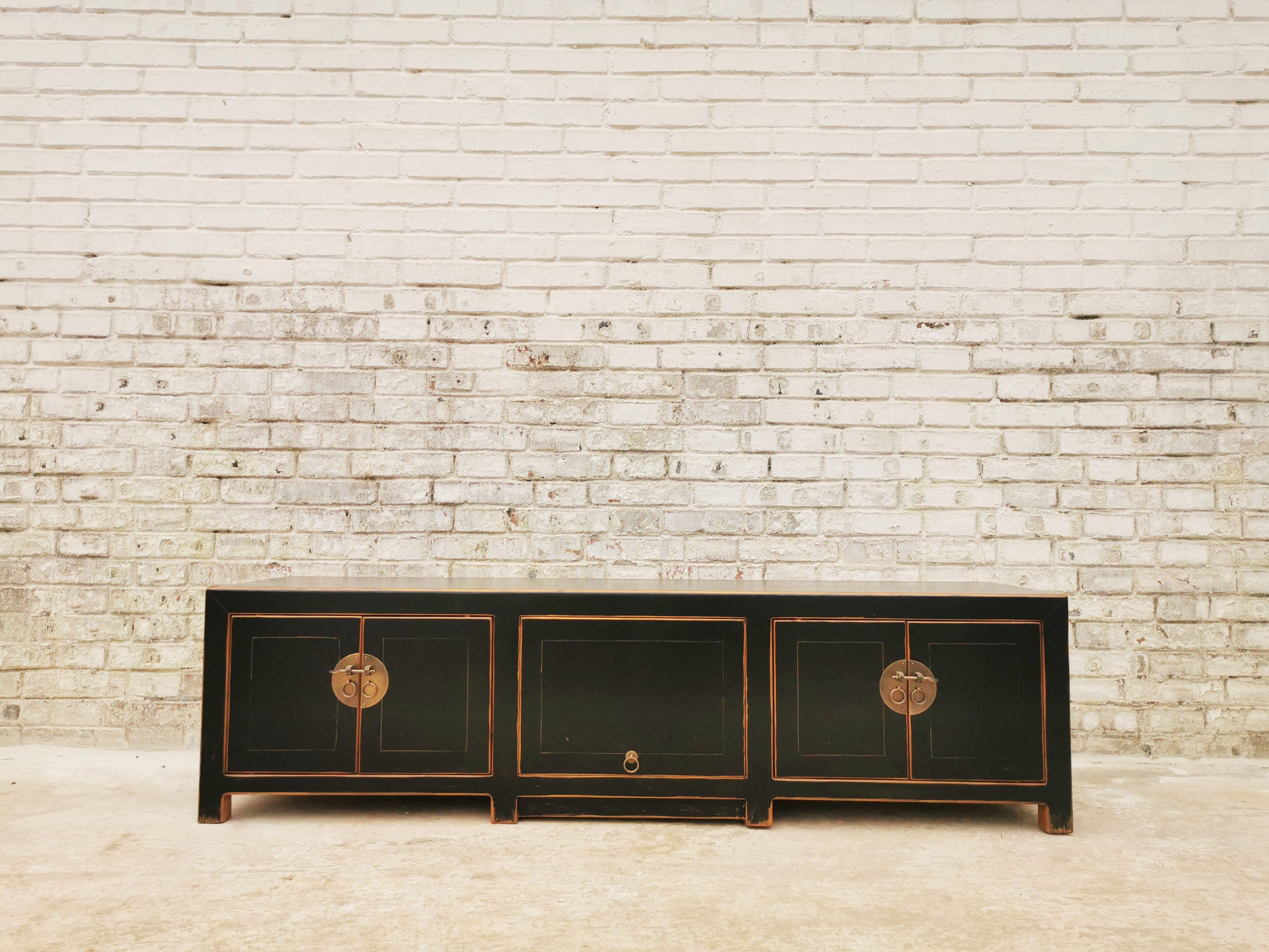 Luxury-Park-Direct Kommode TV Lowboard in modernem Design mit traditionellen Details in Gold.