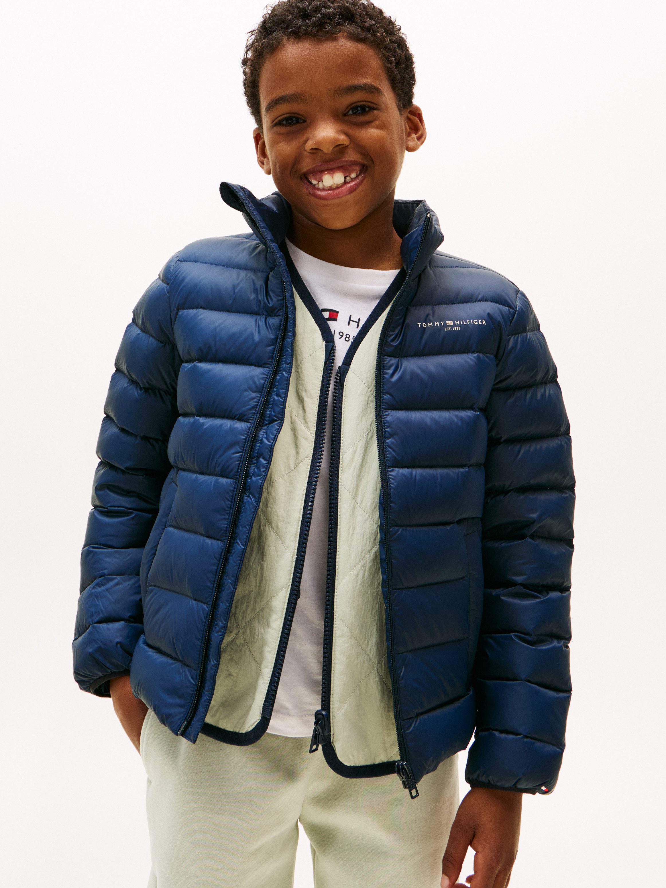 Tommy Hilfiger Steppjacke ESSENTIAL LIGHT DOWN JACKET für Kinder bis 16 Jahre, Logodruck auf der Brust