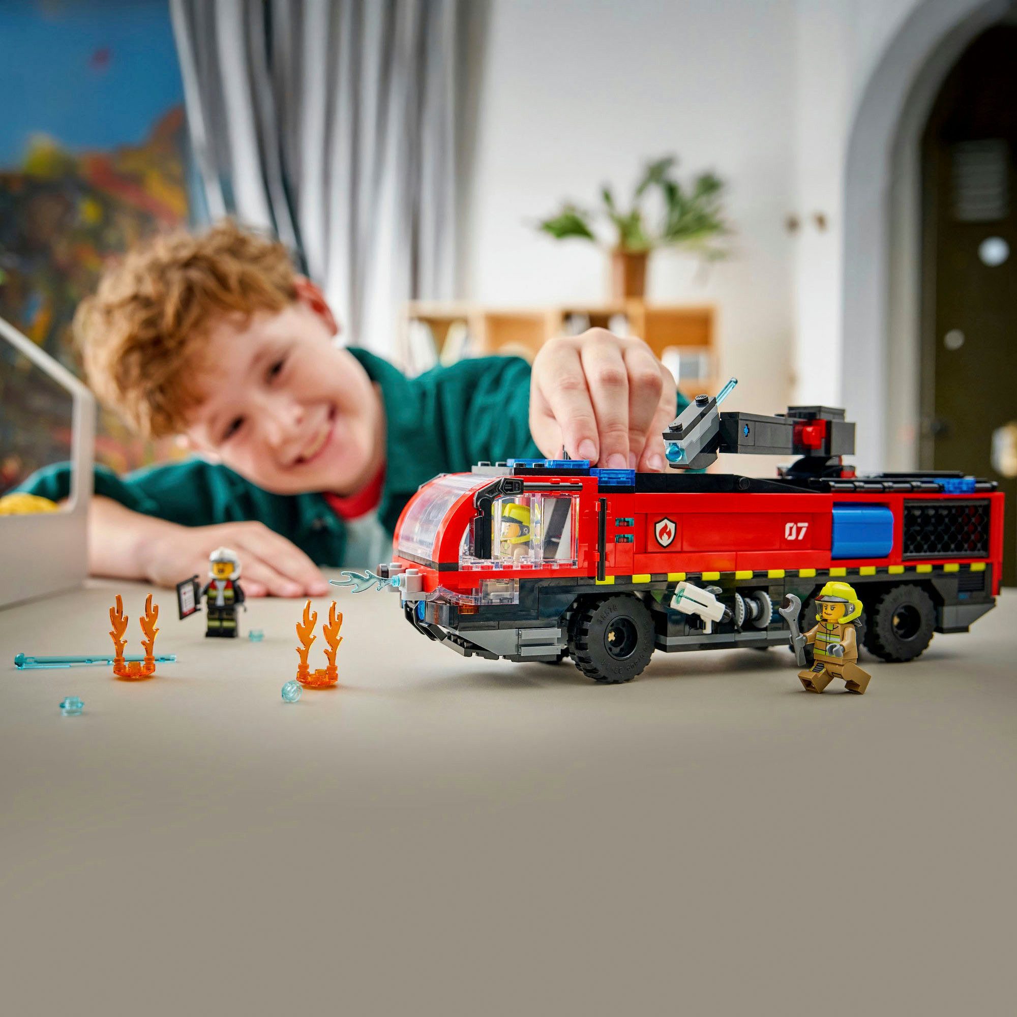 LEGO® Flughafenlöschfahrzeug (60499), LEGO City Konstruktionsspielsteine, (691 St), Made in Europe – Bild 2 von 5