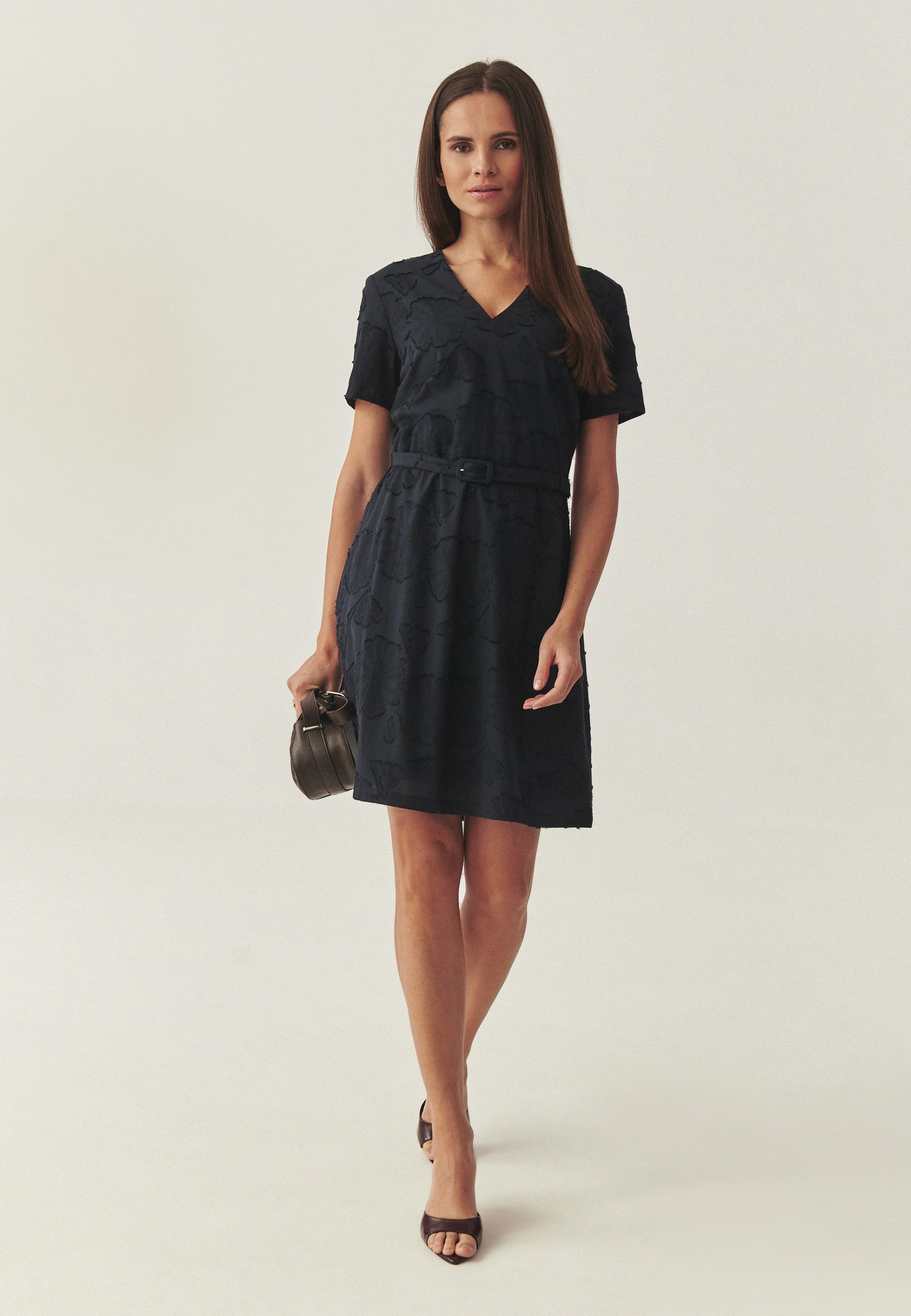 TATUUM Midikleid BAUMWOLLKLEID MIT BLUMENSTICKEREI - NIKITA Z
