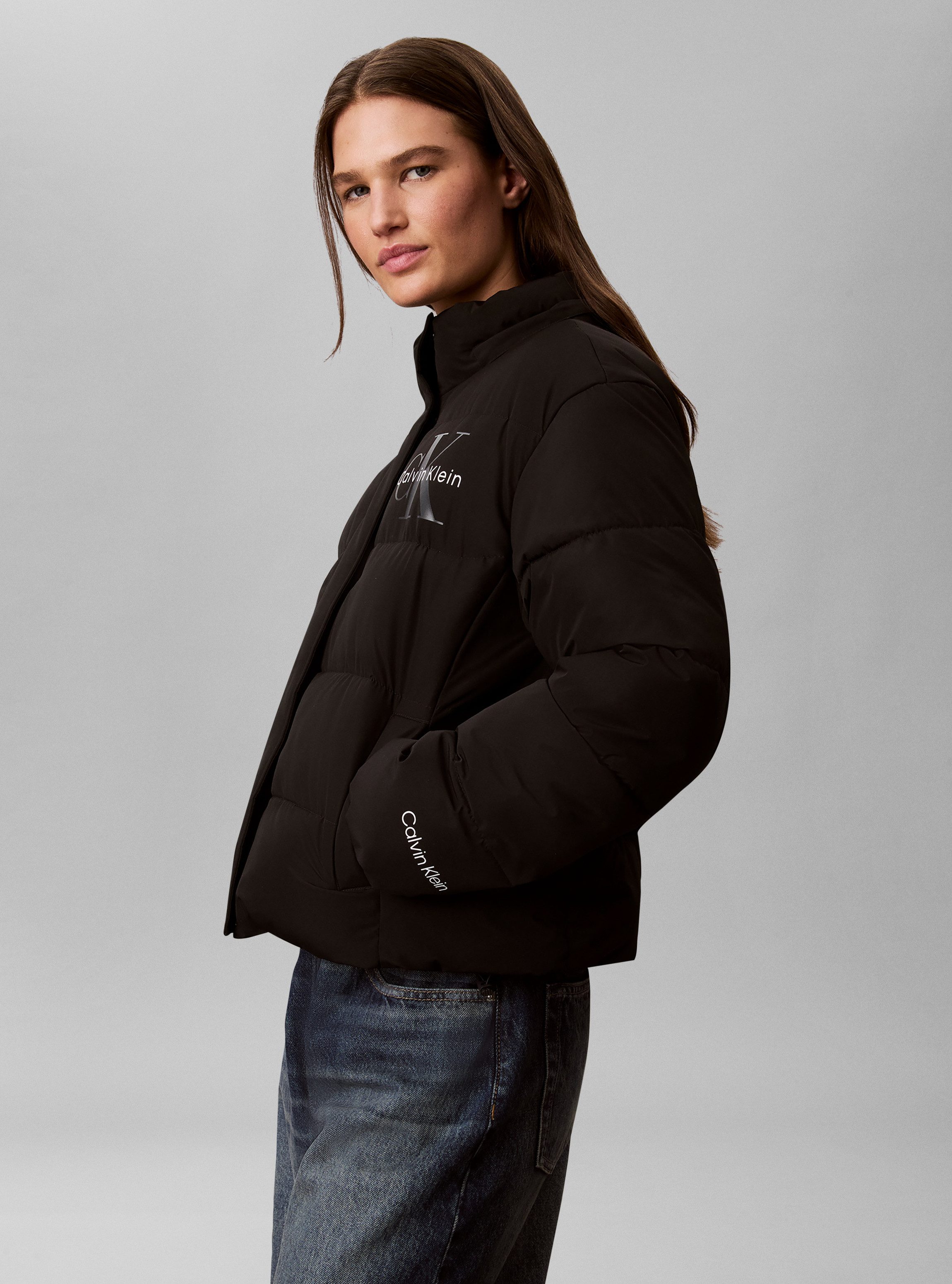Calvin Klein Jeans Steppjacke MATTE MONOLOGO SHORT PUFFER Mit Kapuze, Logoschriftzug – Bild 5 von 5