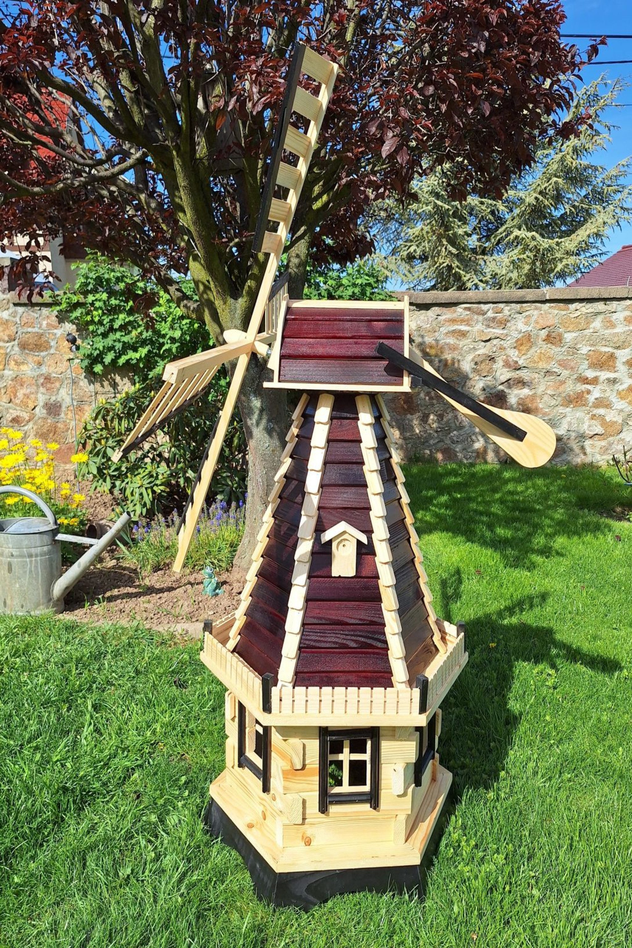 Holzdekoladen Deko-Windrad 6-eckige Gartenwindmühle aus Holz 145 cm – mit weißer Solarbeleuchtung